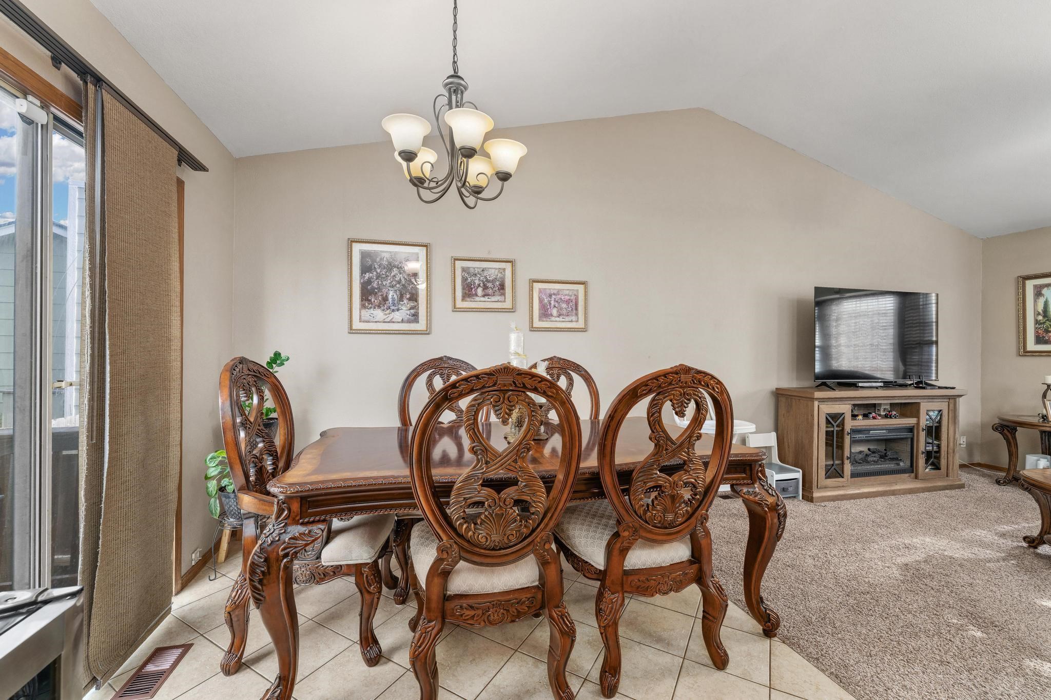2425 N Beacon Hill Property Photo 11