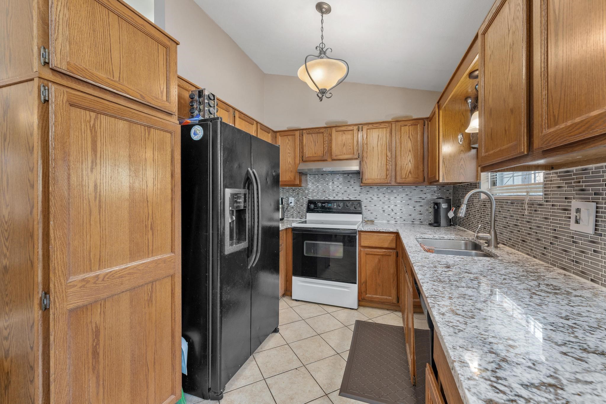 2425 N Beacon Hill Property Photo 12