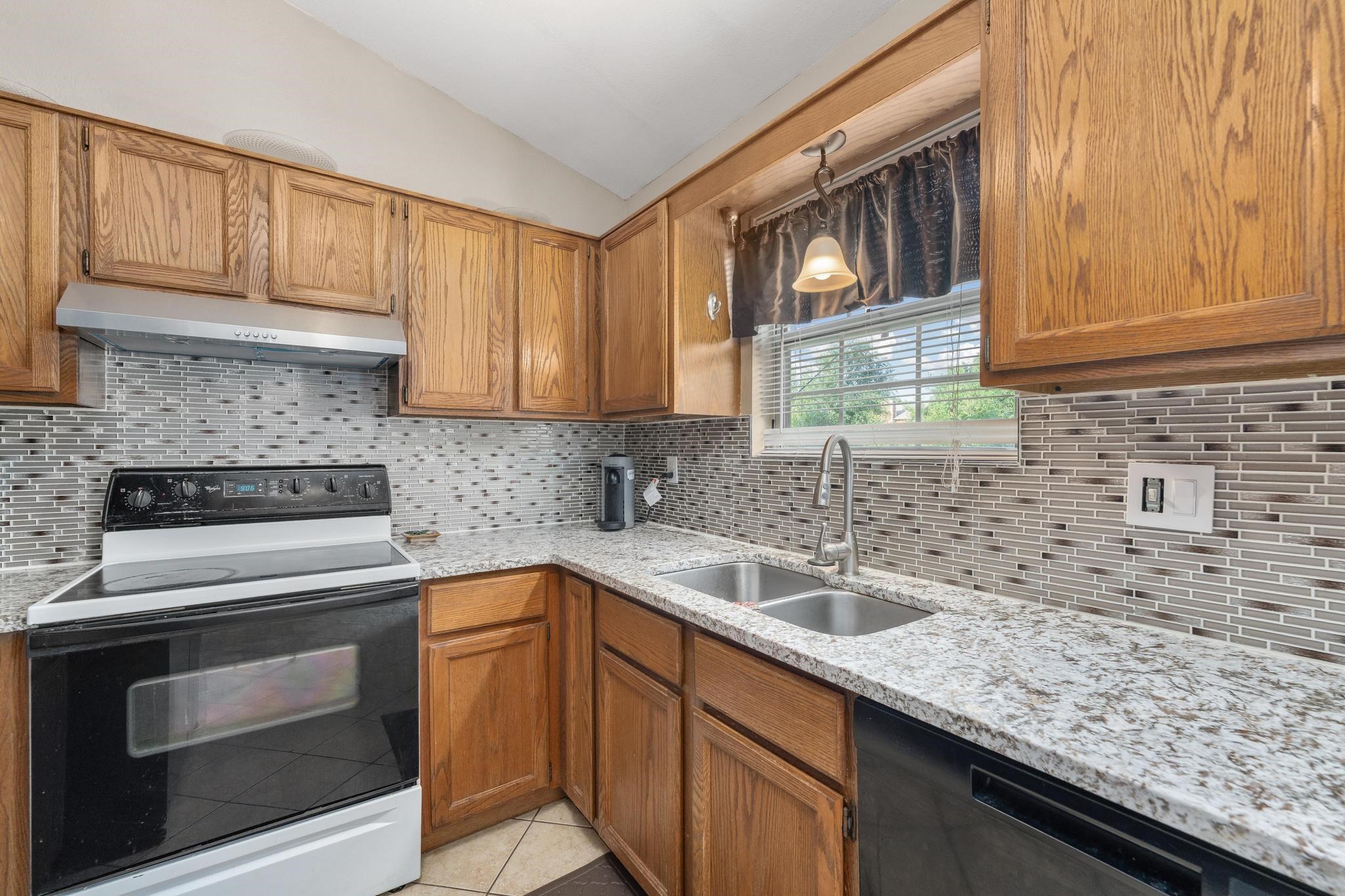 2425 N Beacon Hill Property Photo 13