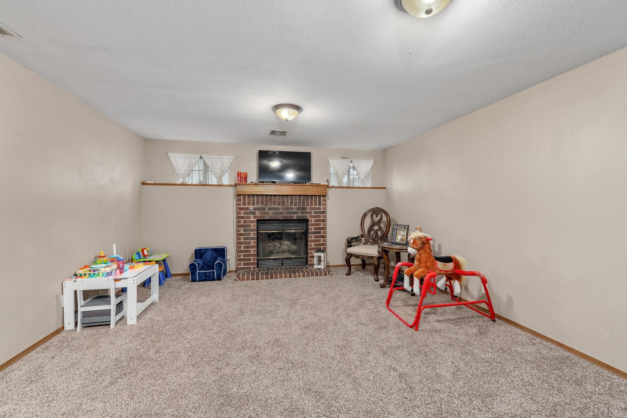 2425 N Beacon Hill Property Photo 23