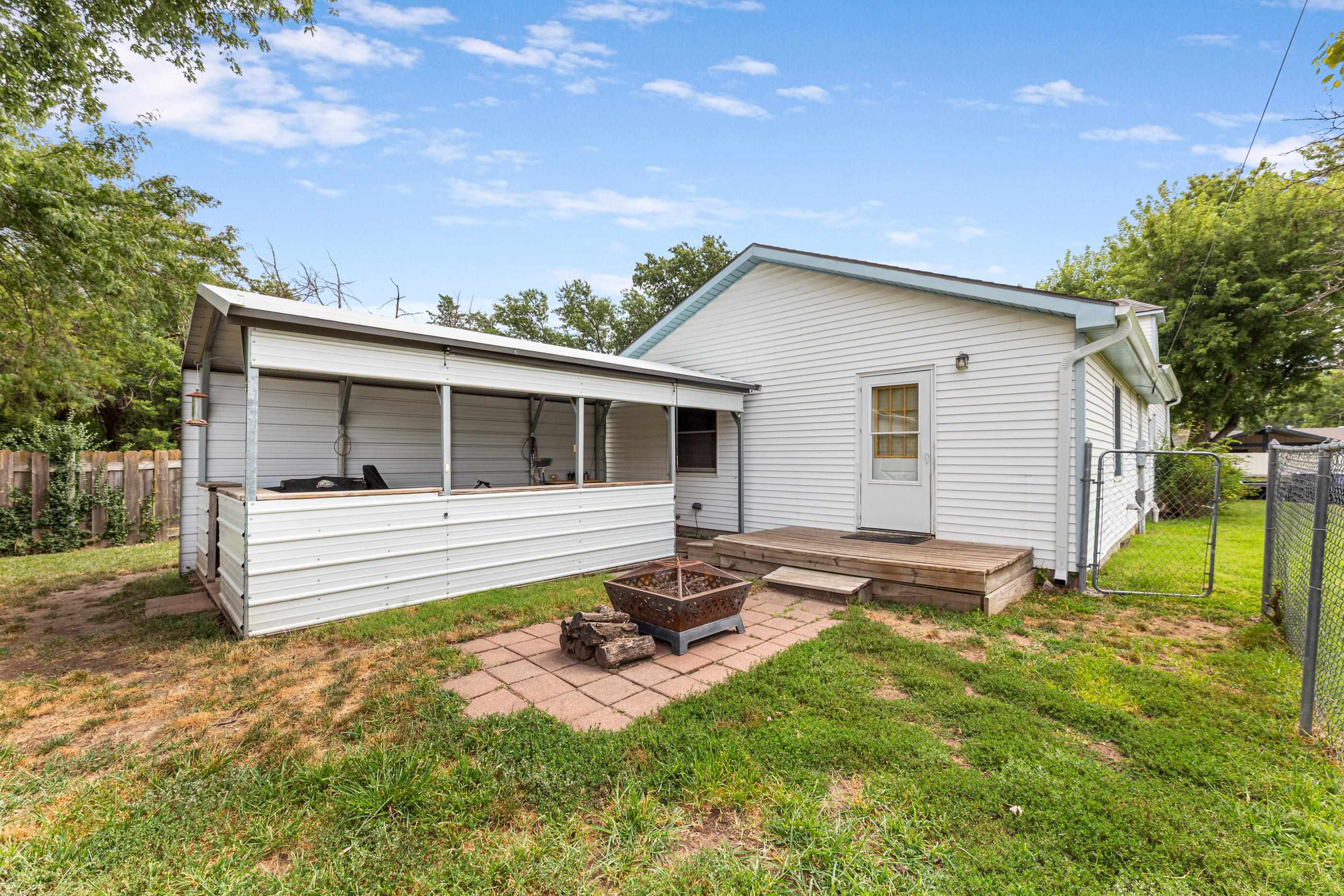 505 Sweezy Property Photo 6