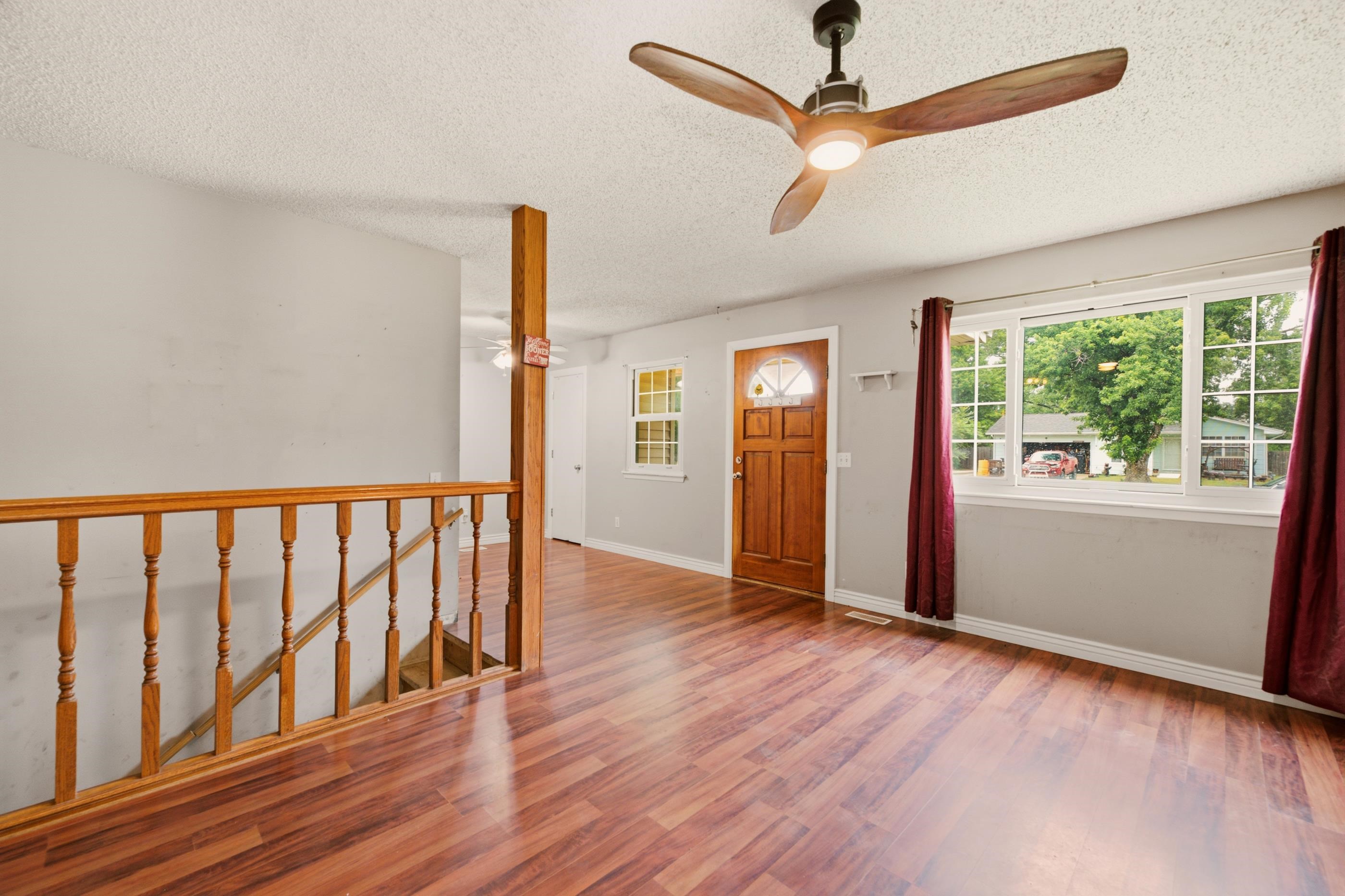 725 W Lockwood St Property Photo 3