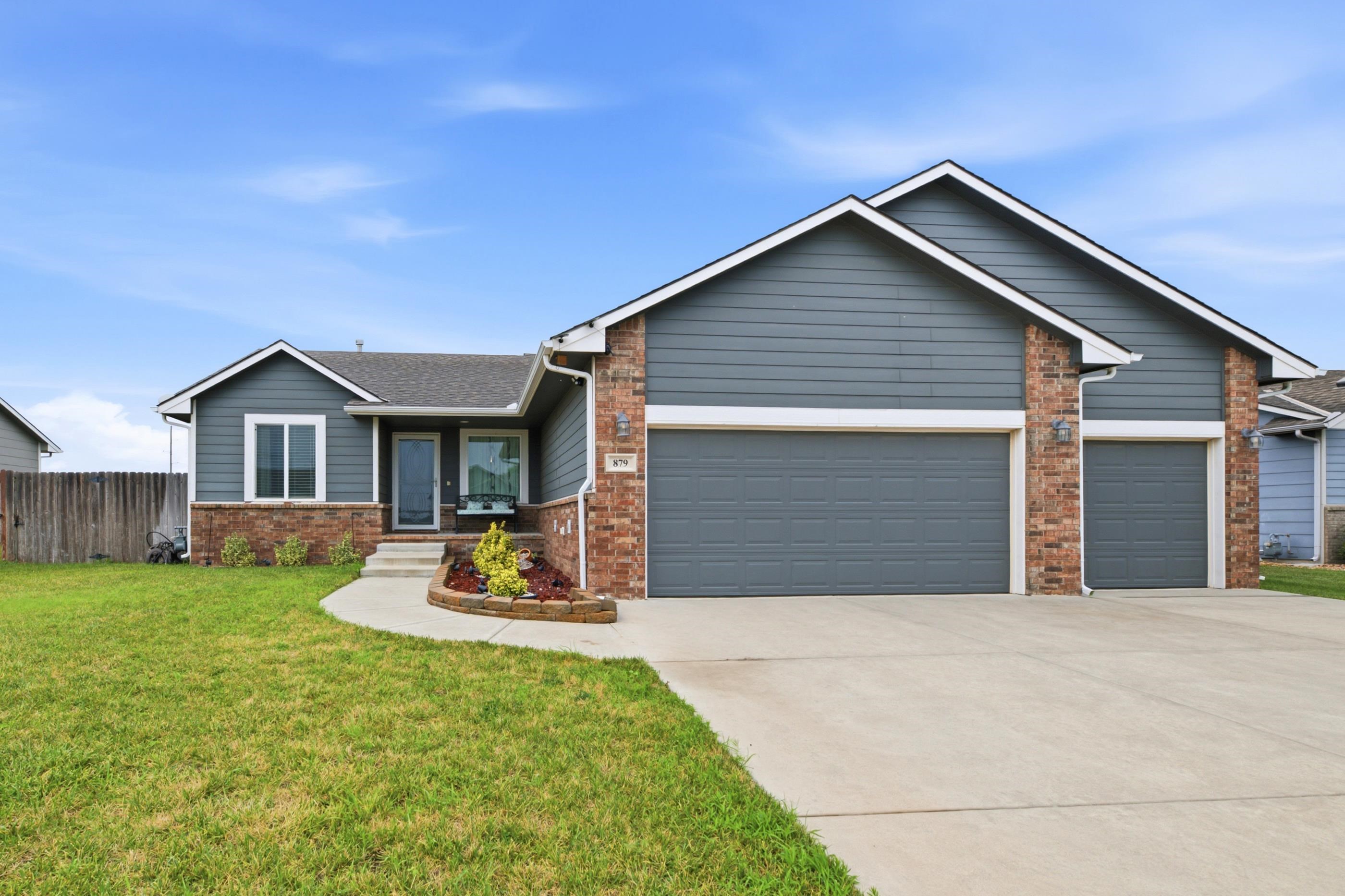 879 S Cattail Cir Property Photo 1