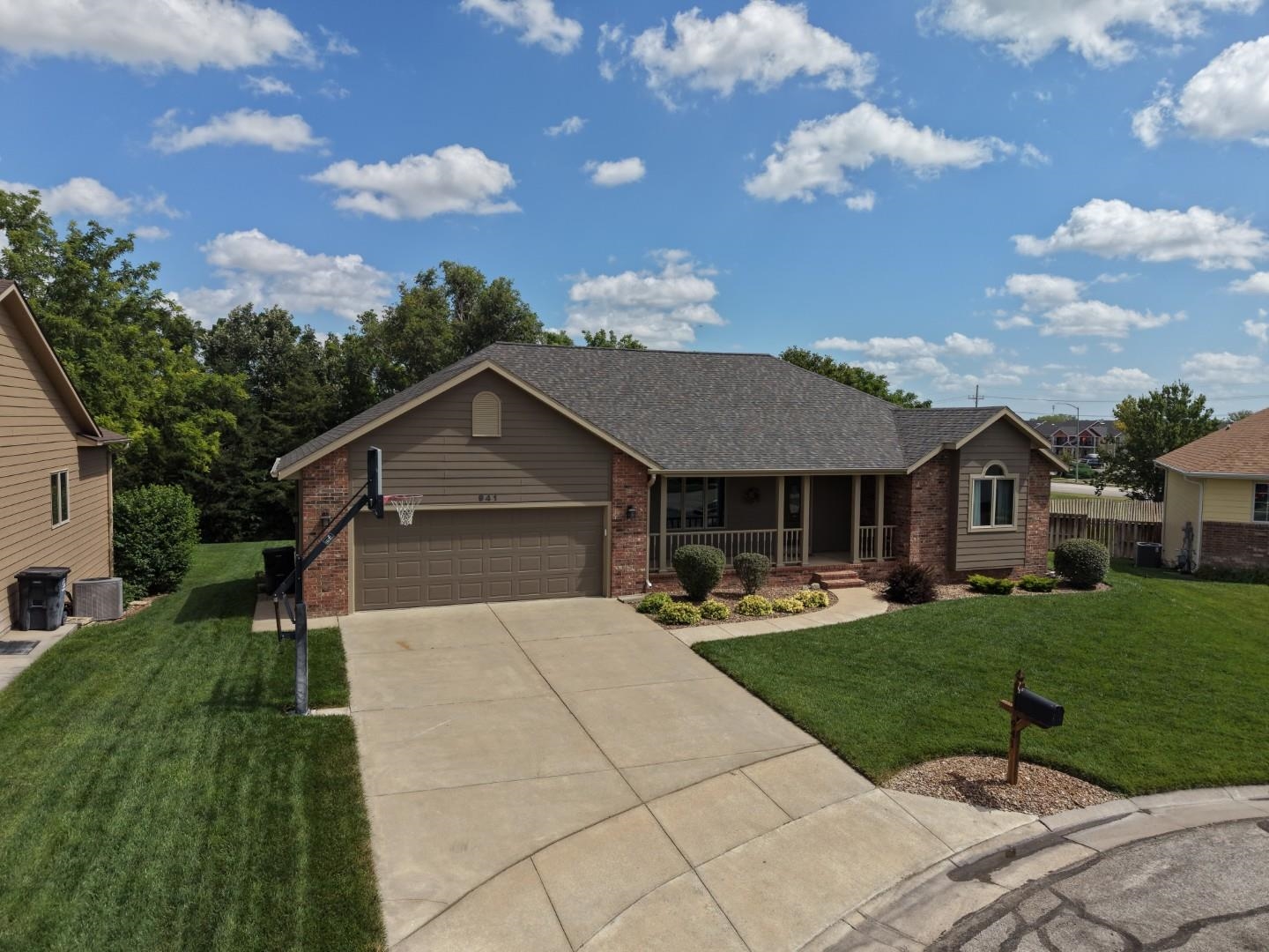 941 Twin Oaks Dr. Property Photo 1