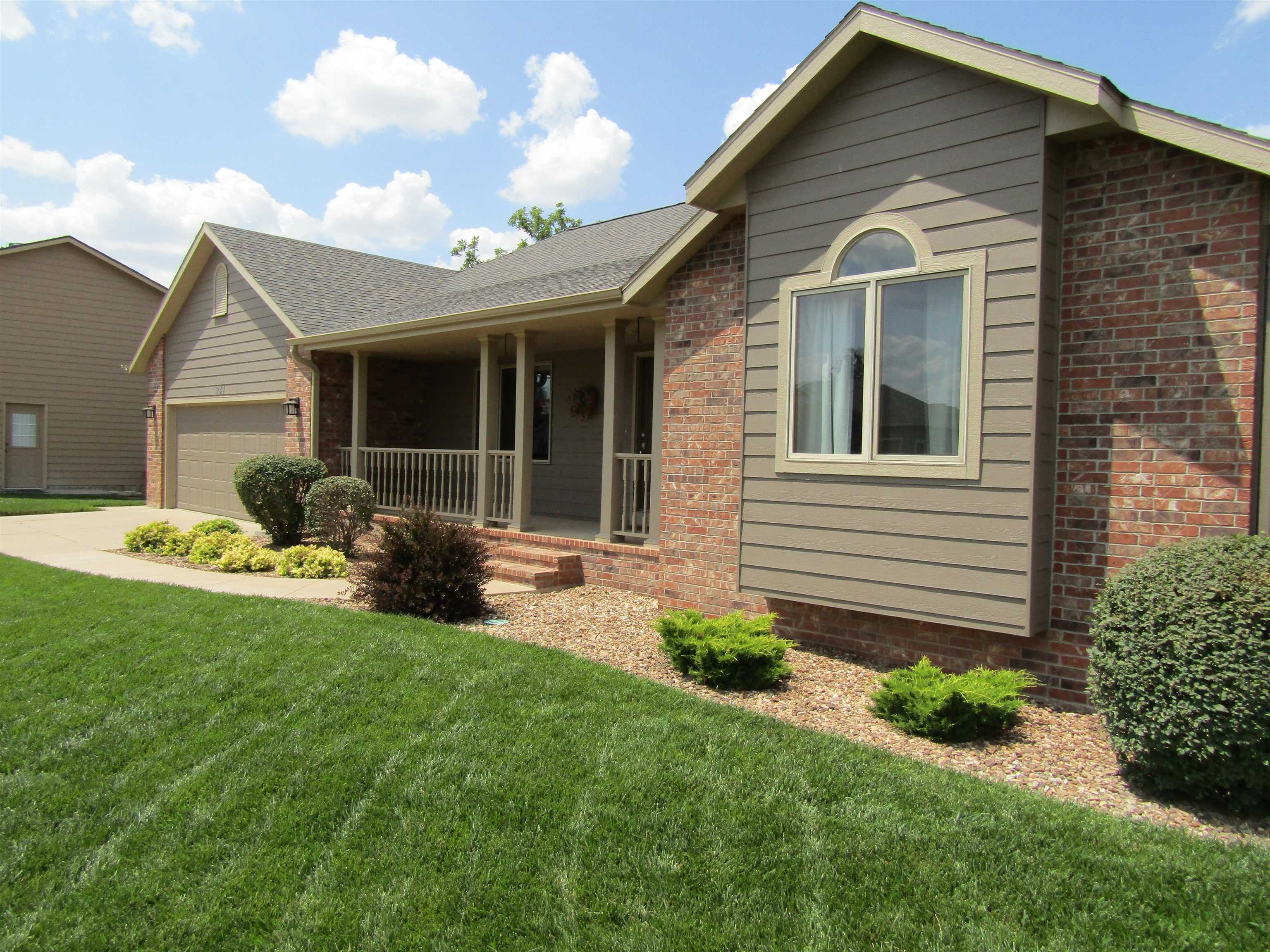 941 Twin Oaks Dr. Property Photo 2