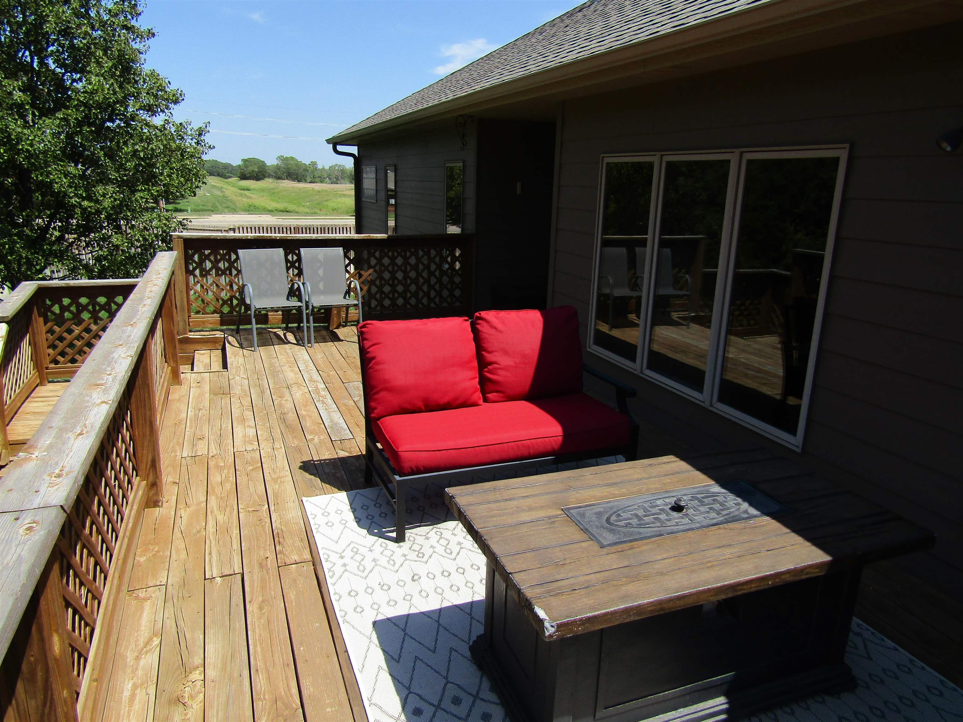 941 Twin Oaks Dr. Property Photo 4
