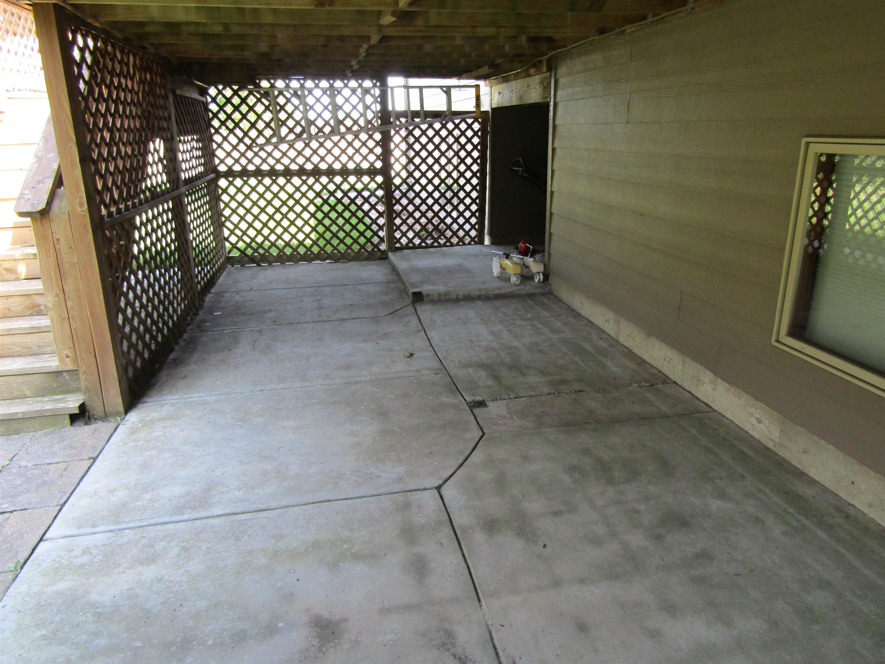 941 Twin Oaks Dr. Property Photo 5