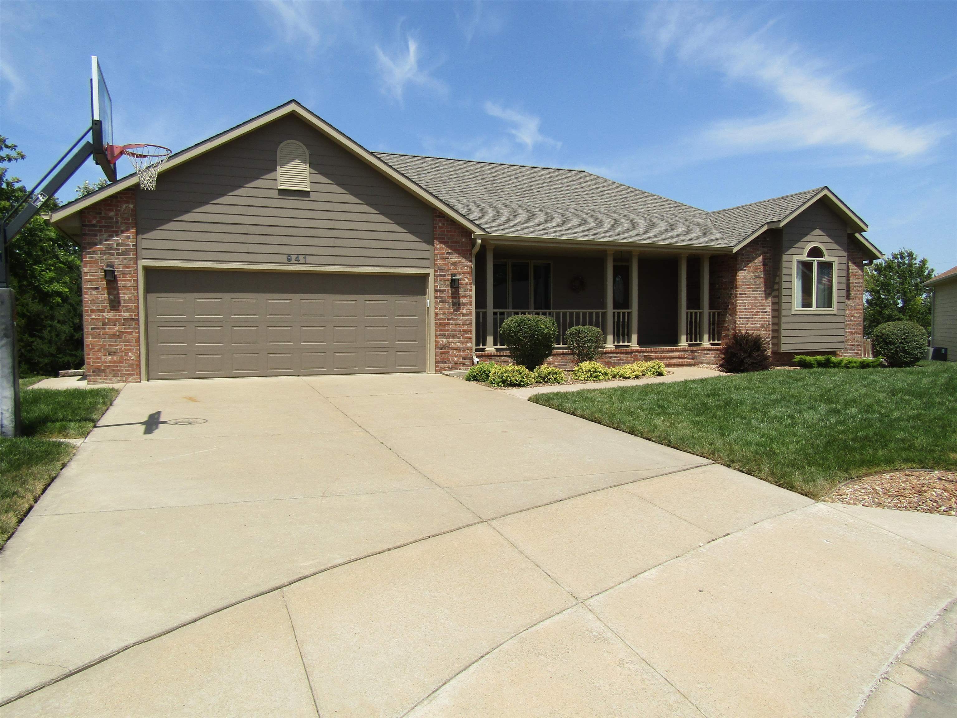941 Twin Oaks Dr. Property Photo 6