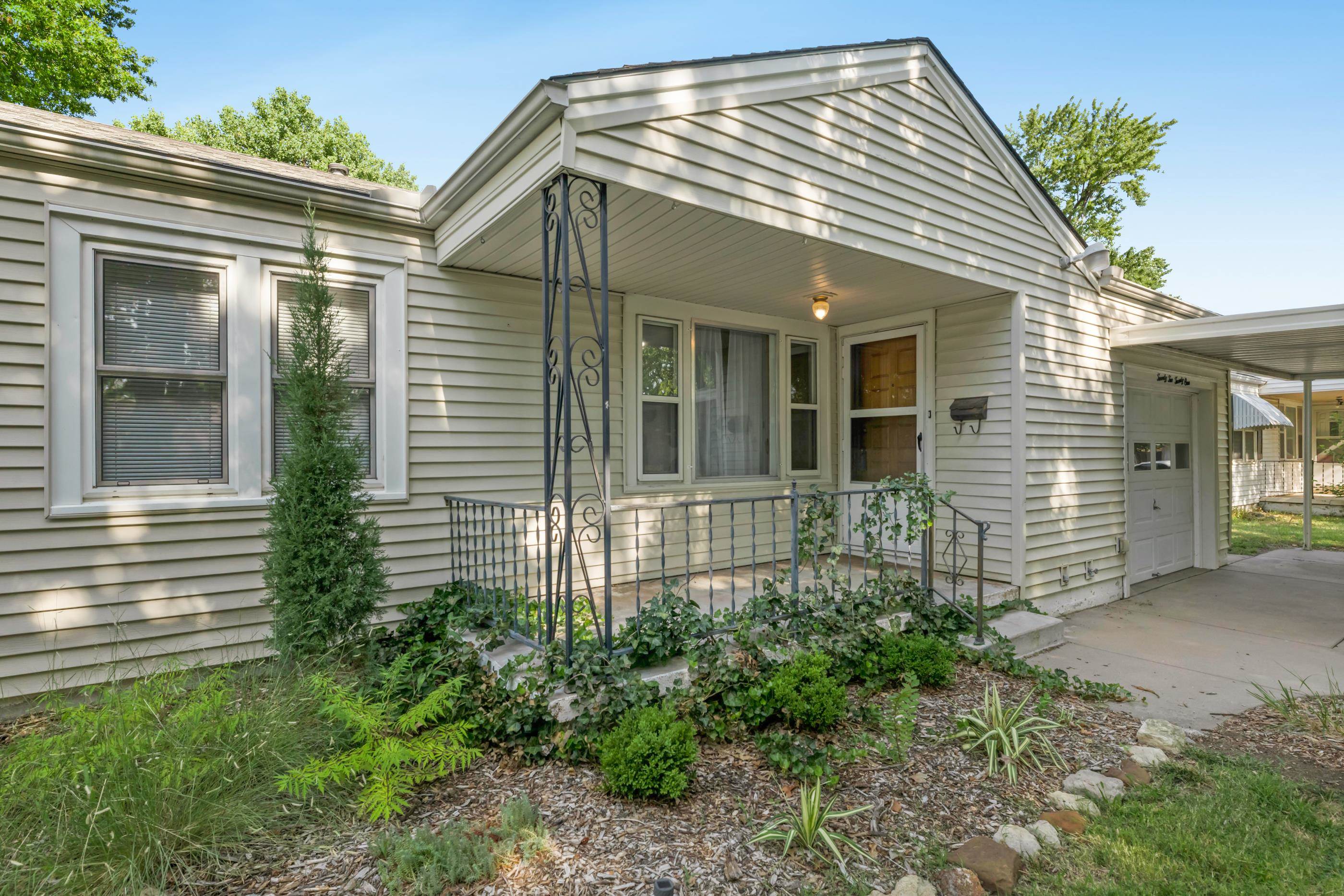 2221 S Green Property Photo 4