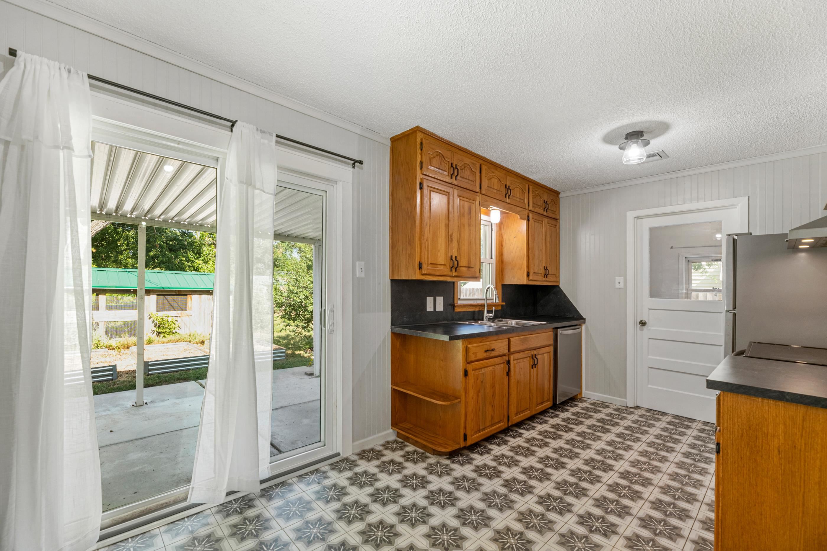 2221 S Green Property Photo 10