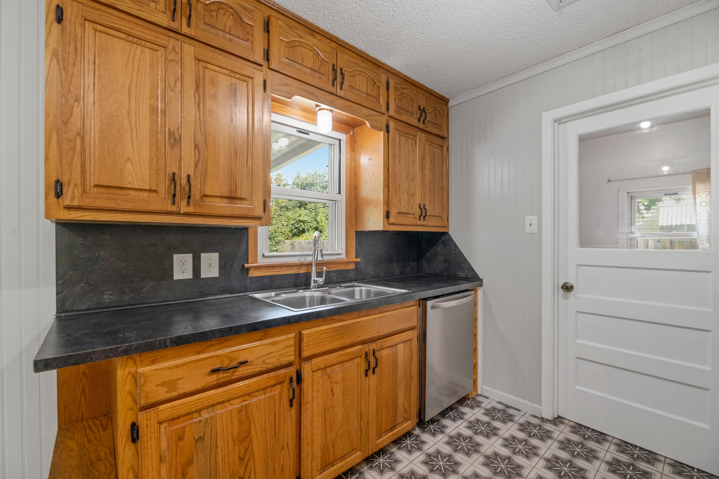 2221 S Green Property Photo 12