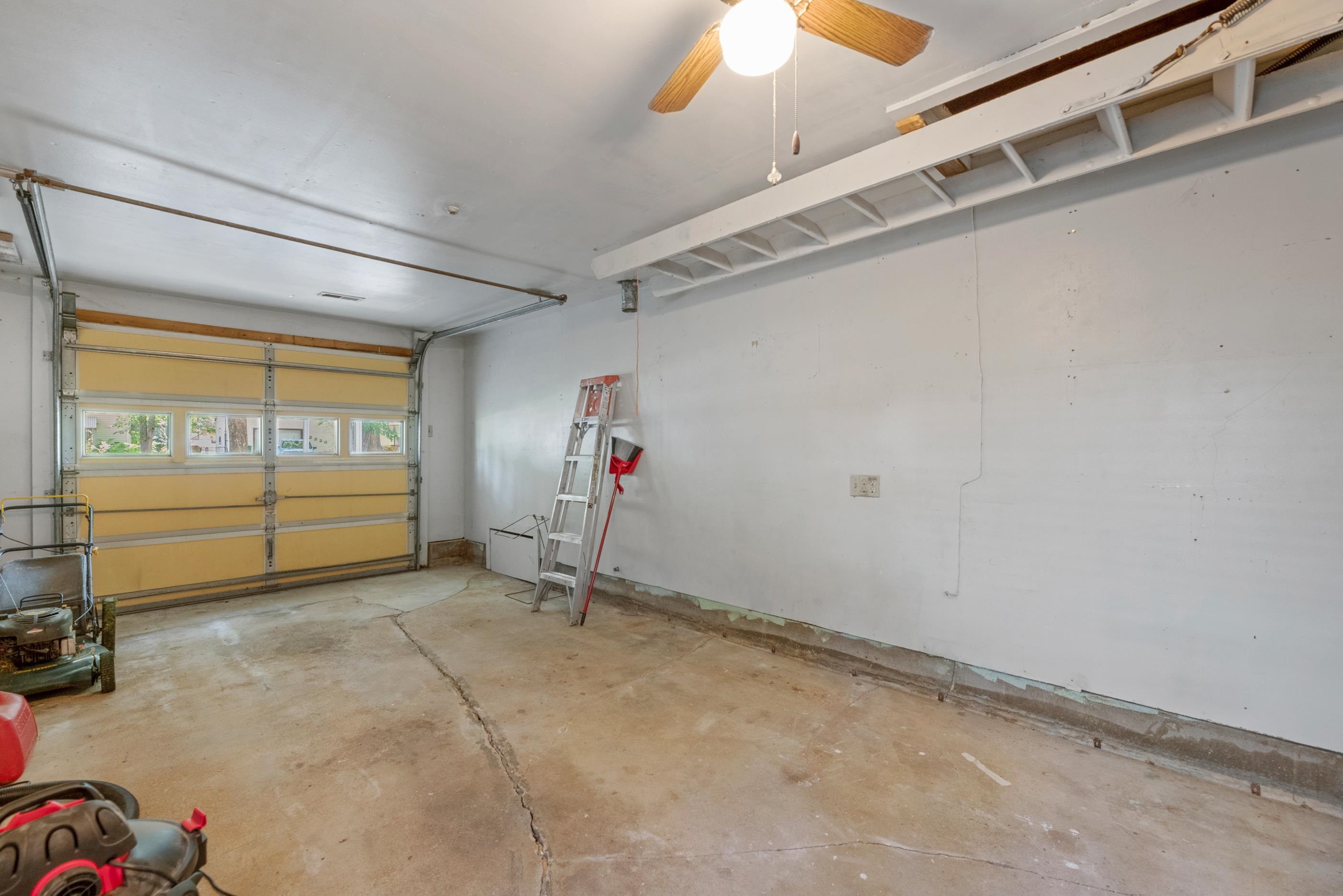 2221 S Green Property Photo 24