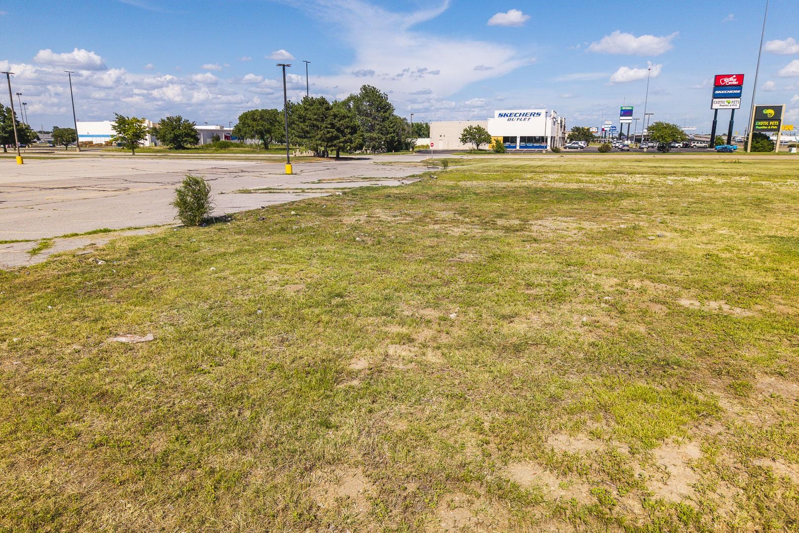 4702 W Kellogg Property Photo 11