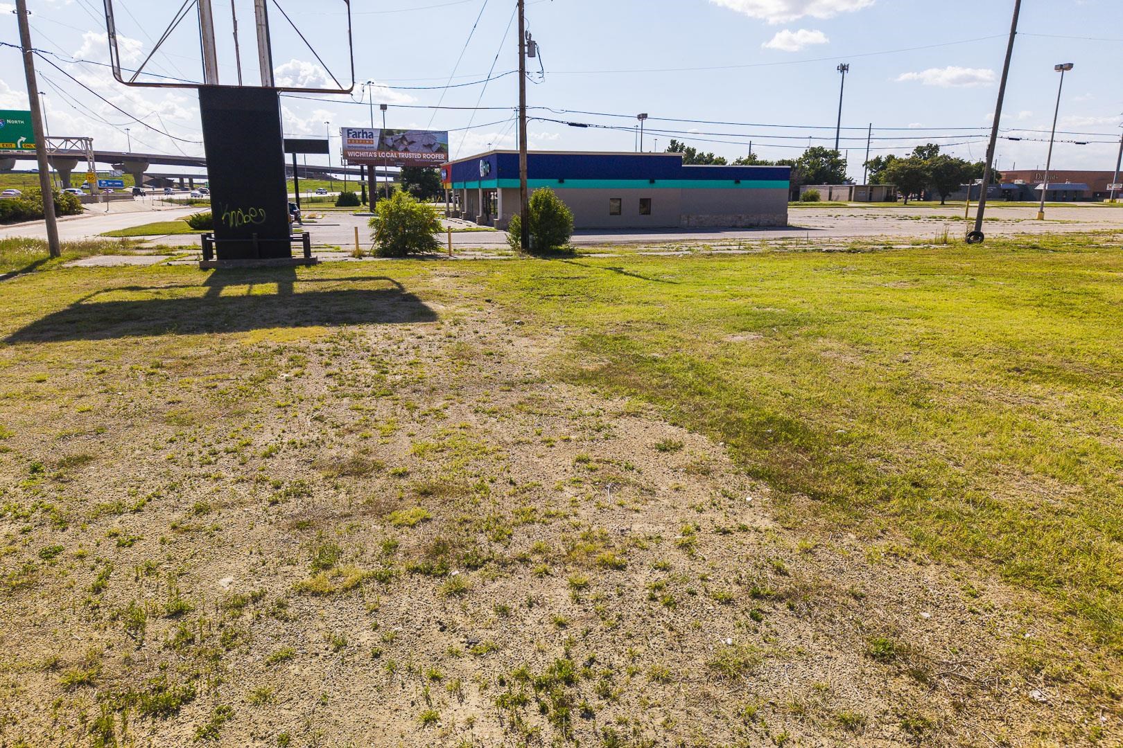 4702 W Kellogg Property Photo 13