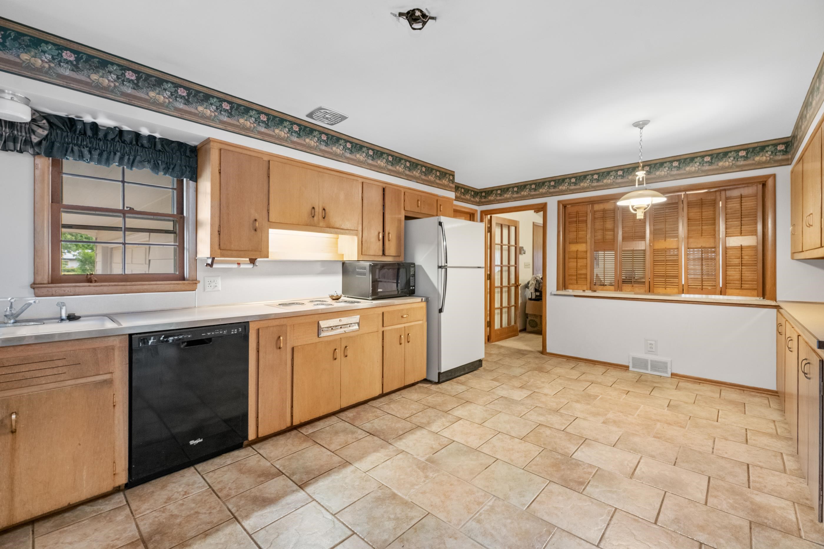 1348 N Estate Ct Property Photo 2