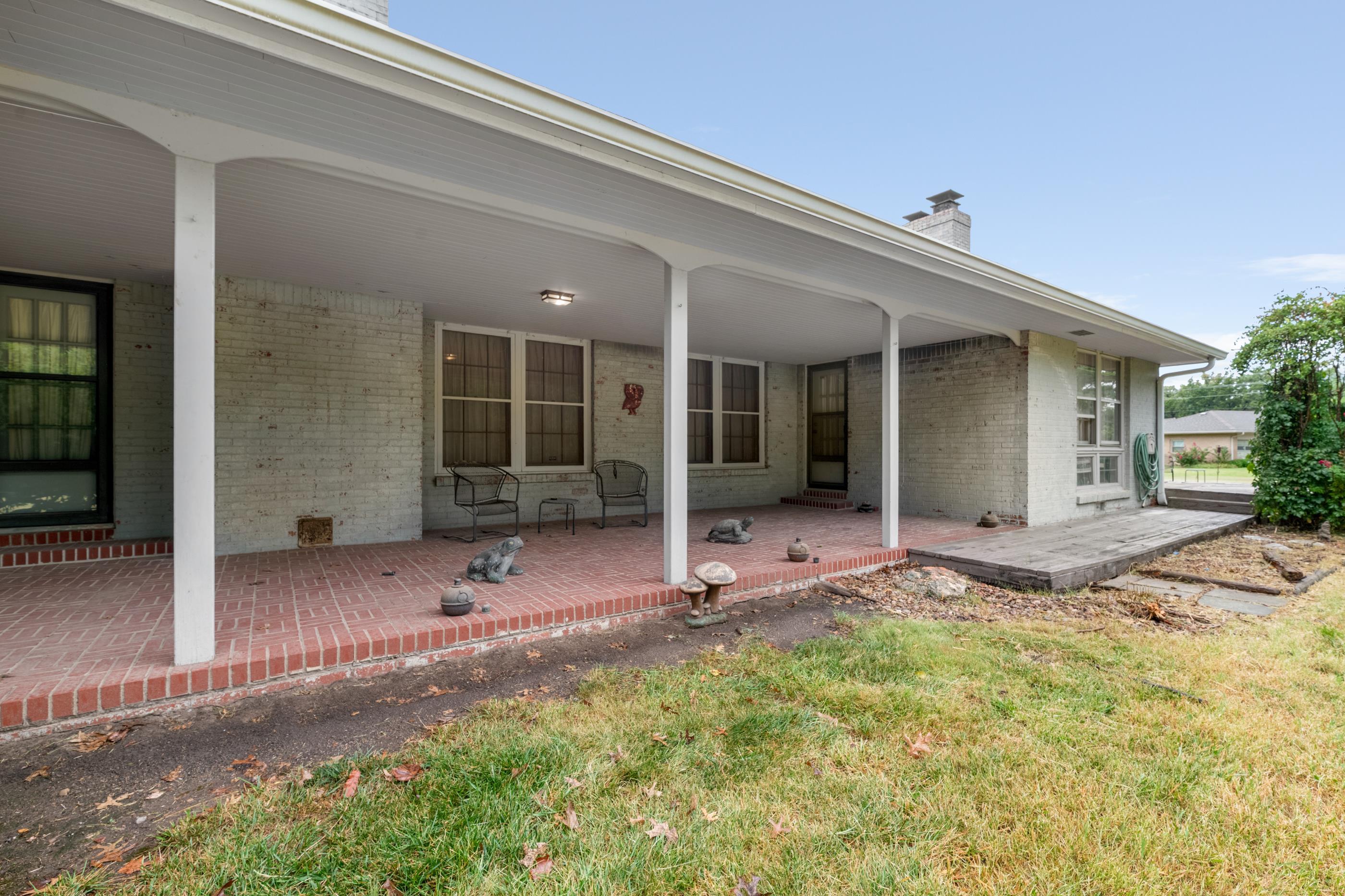 1348 N Estate Ct Property Photo 7