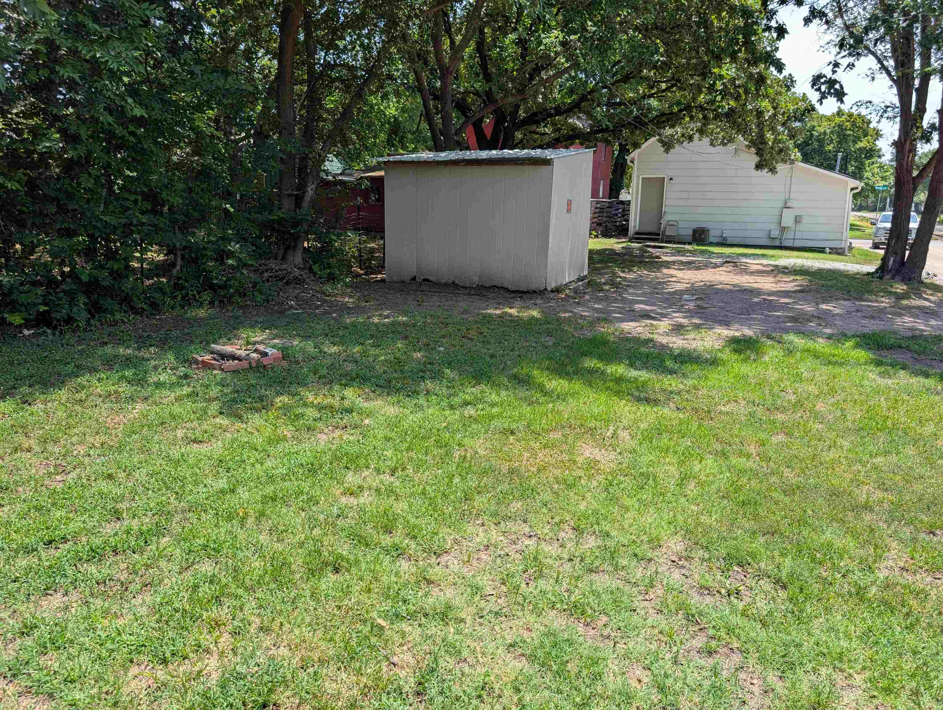 502 E 10th Property Photo 8