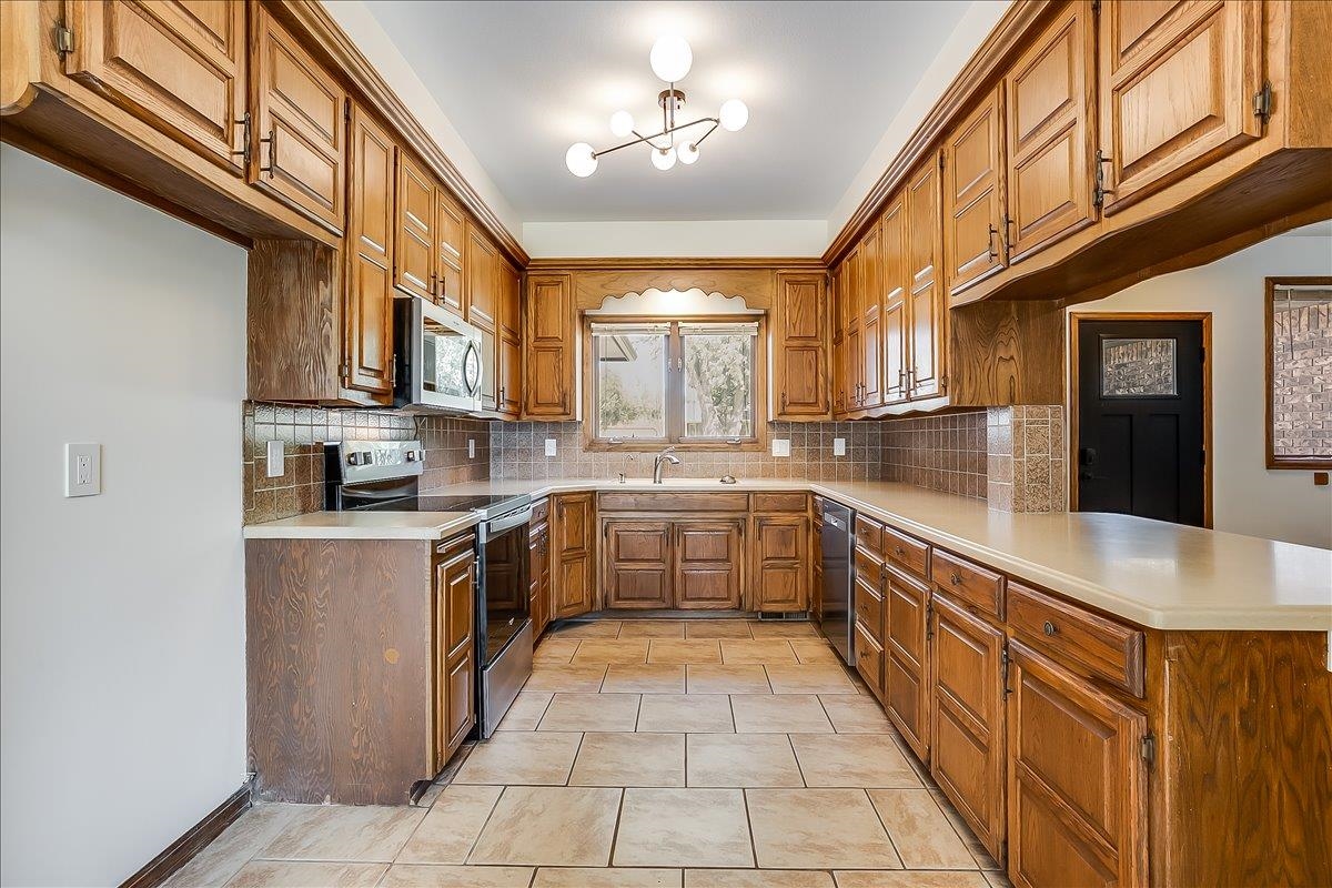 5549 N Athenian Property Photo 9