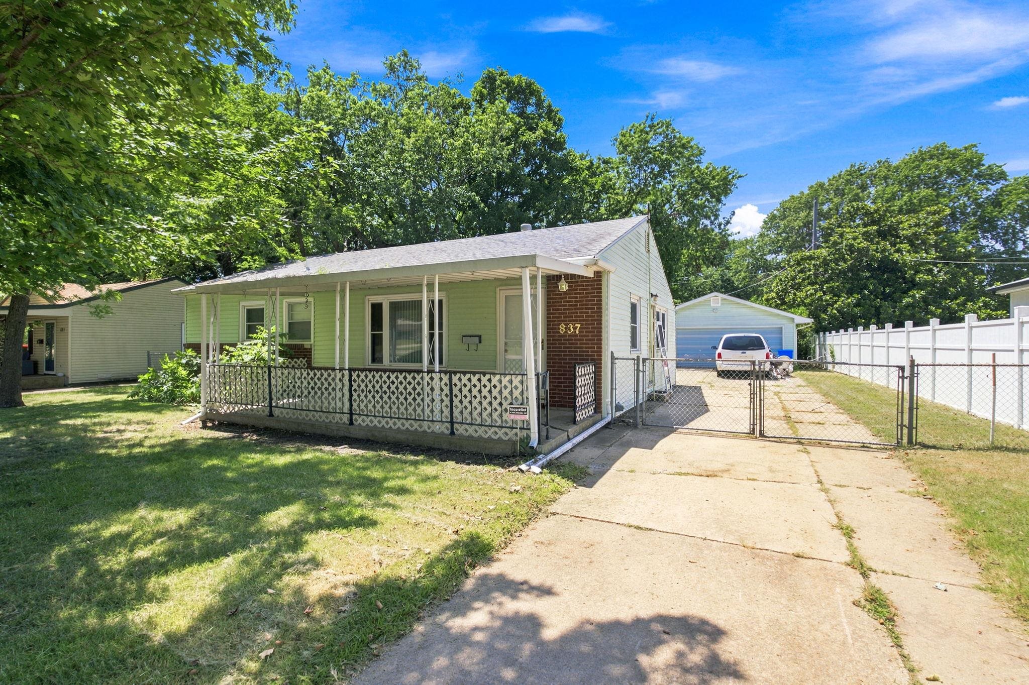 837 N Westview Property Photo 3