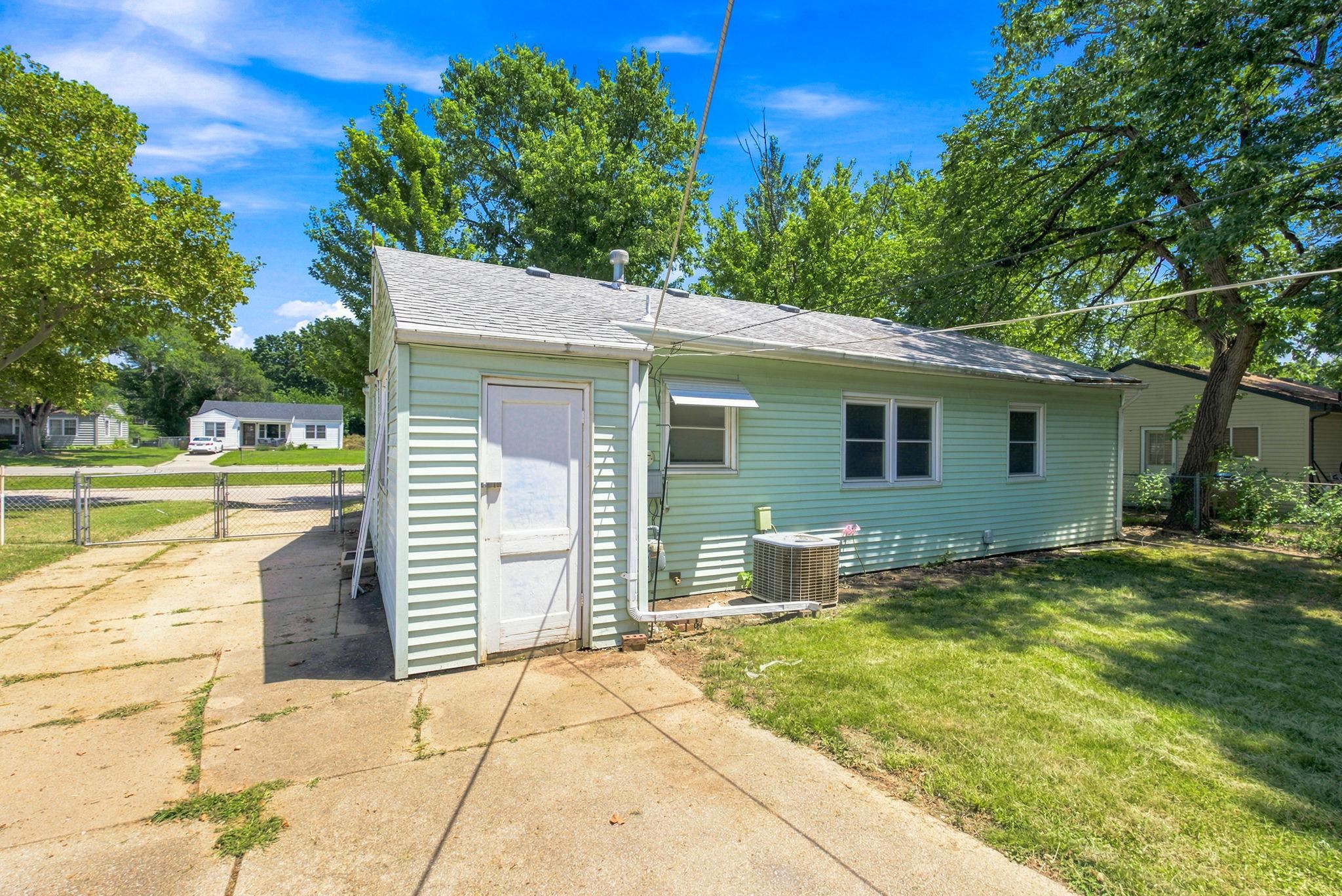 837 N Westview Property Photo 6