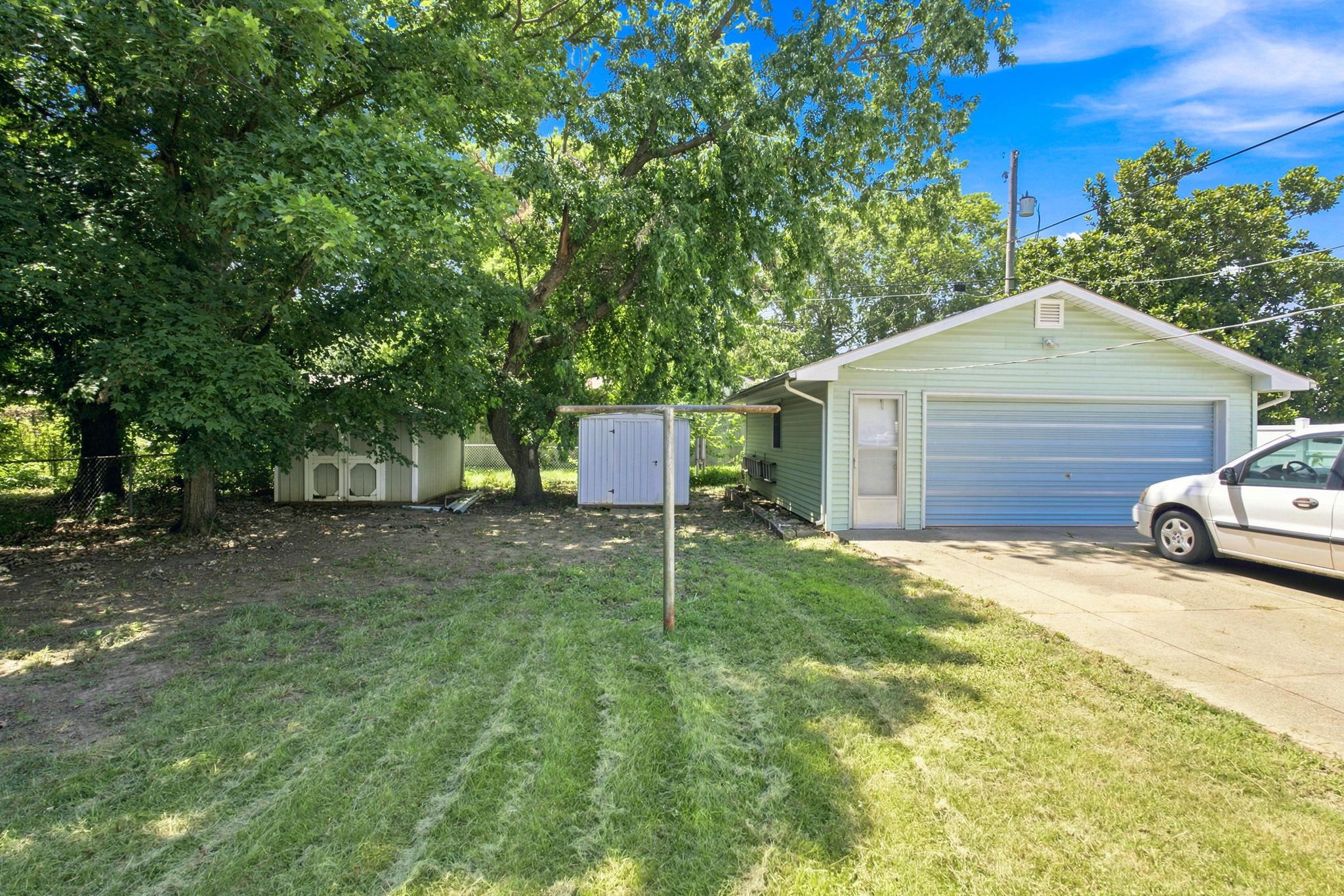 837 N Westview Property Photo 8