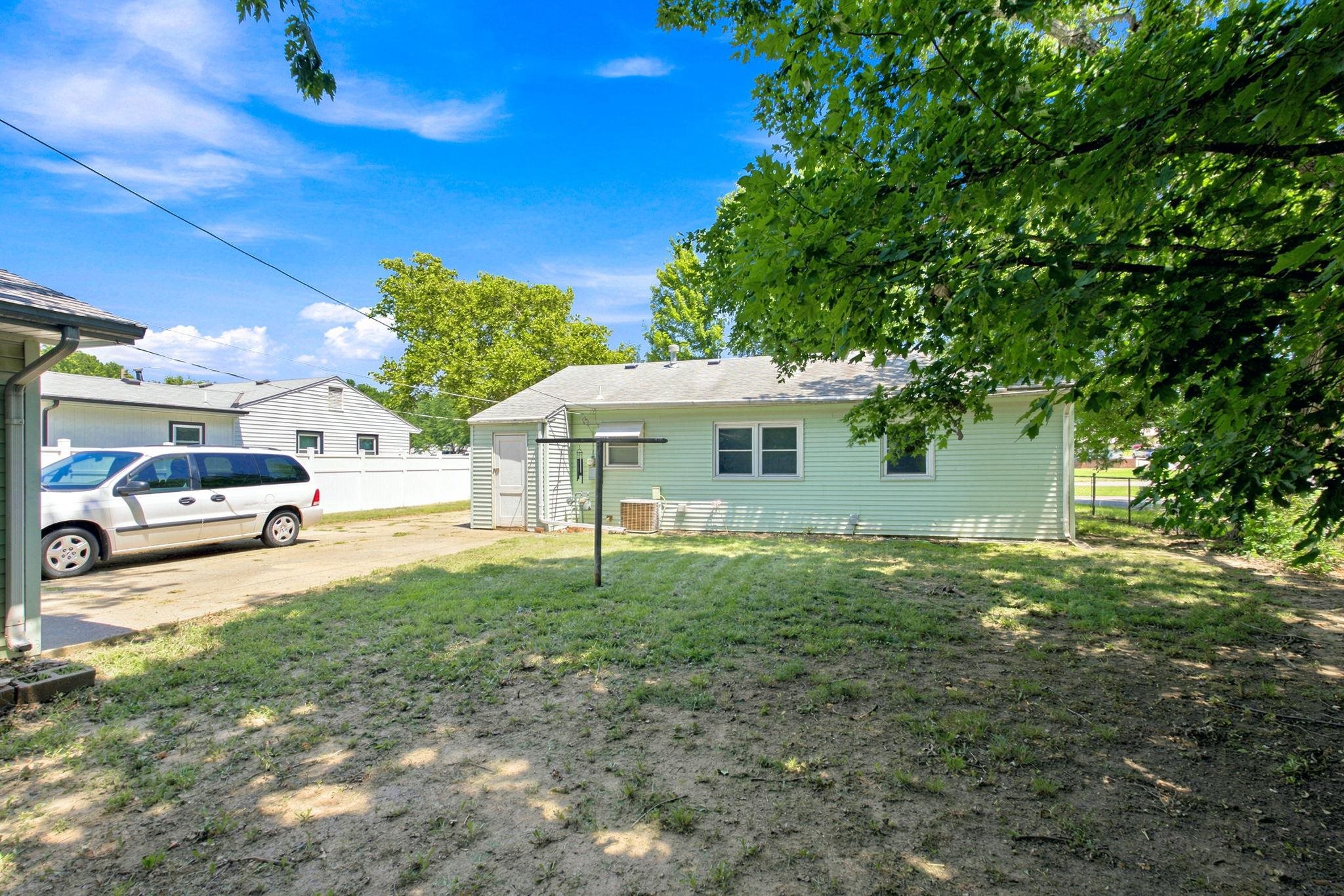 837 N Westview Property Photo 9