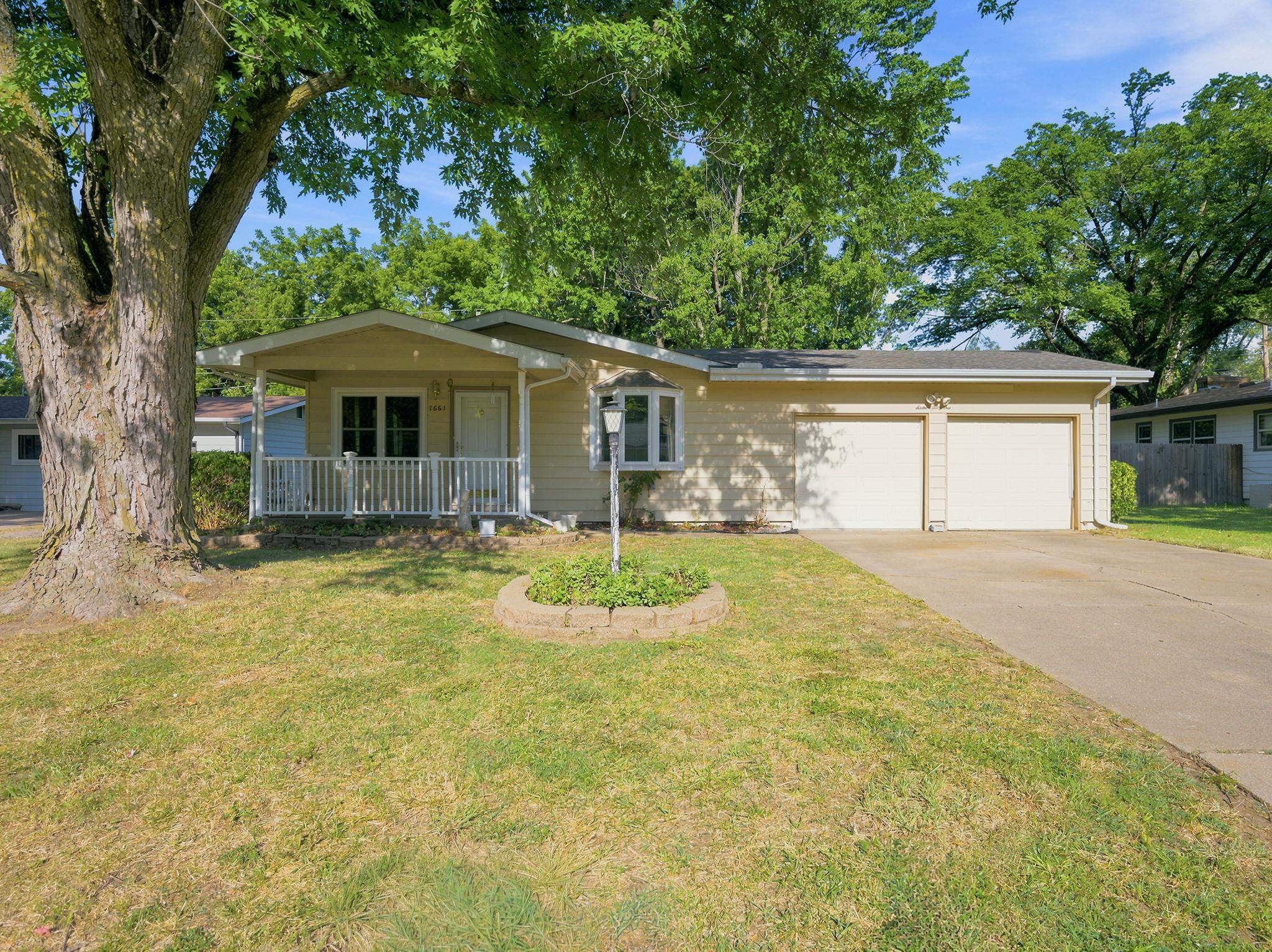 1661 Montana Ave Property Photo 1