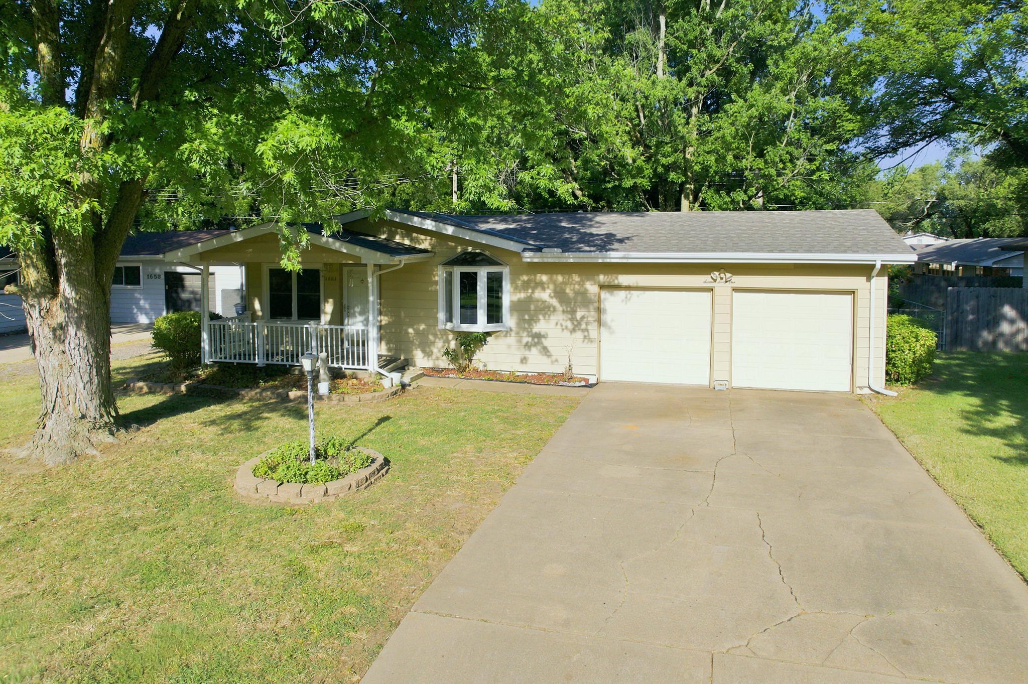 1661 Montana Ave Property Photo 5