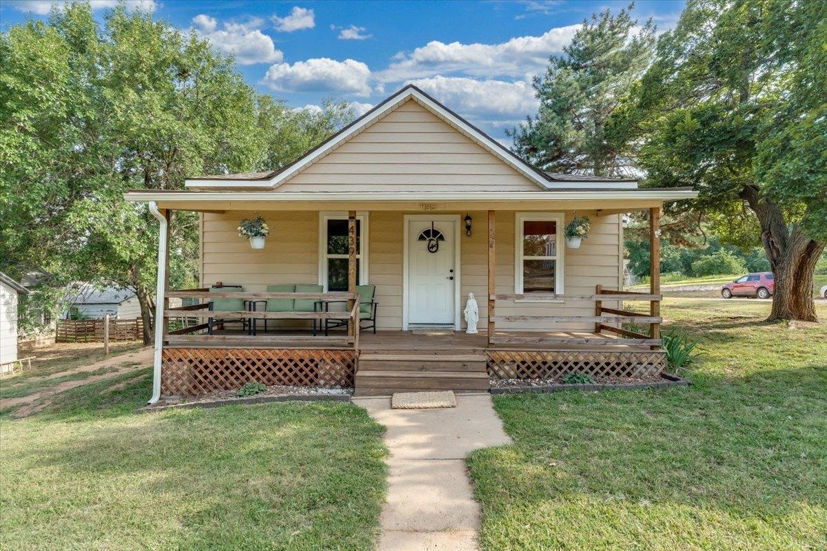 439 W C Ave Property Photo 1