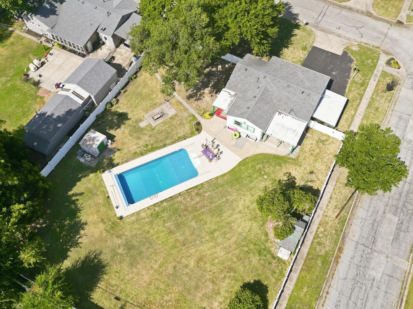 2754 N Edwards Property Photo 4