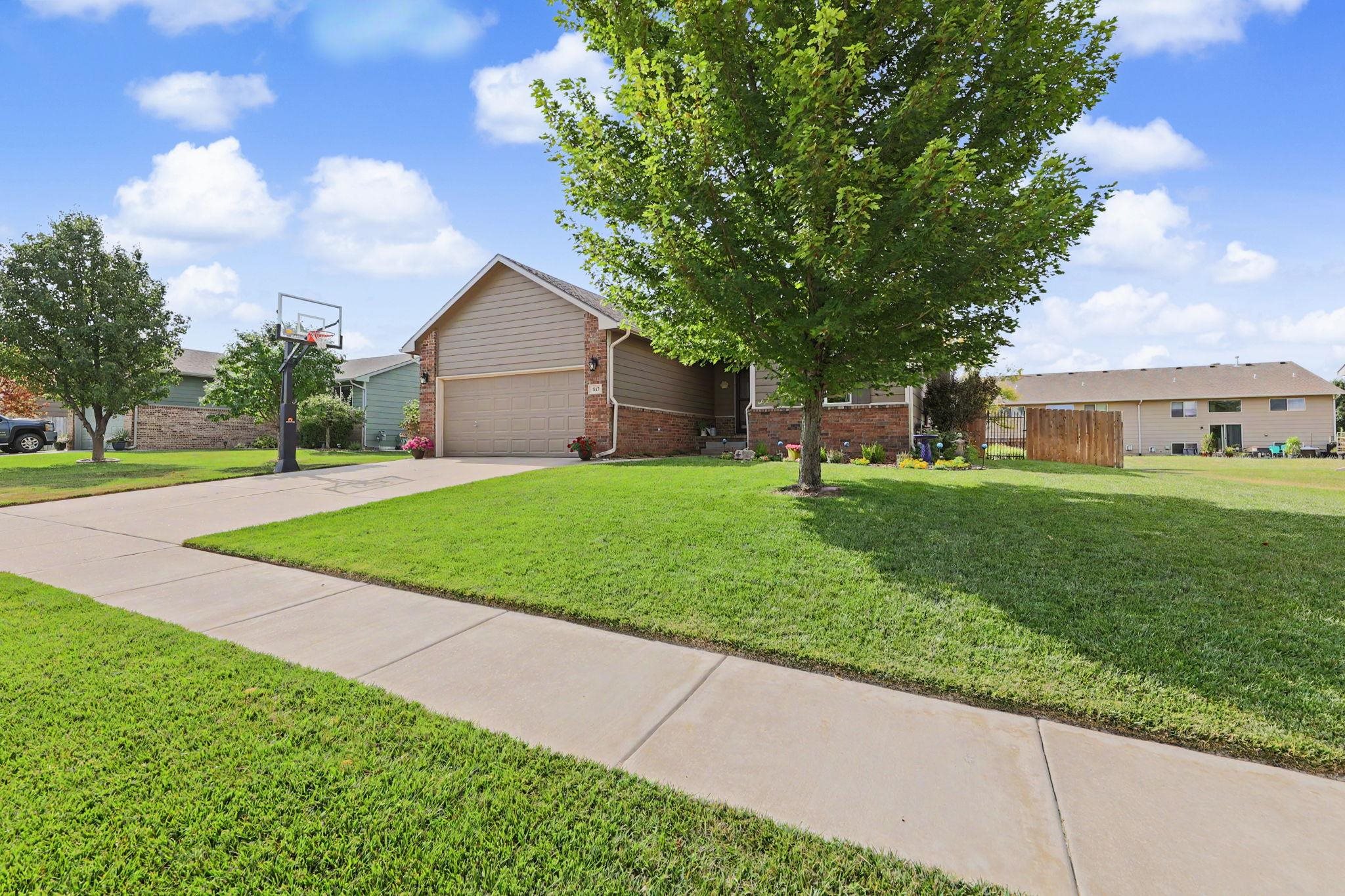 843 E Winding Lane St Property Photo 2