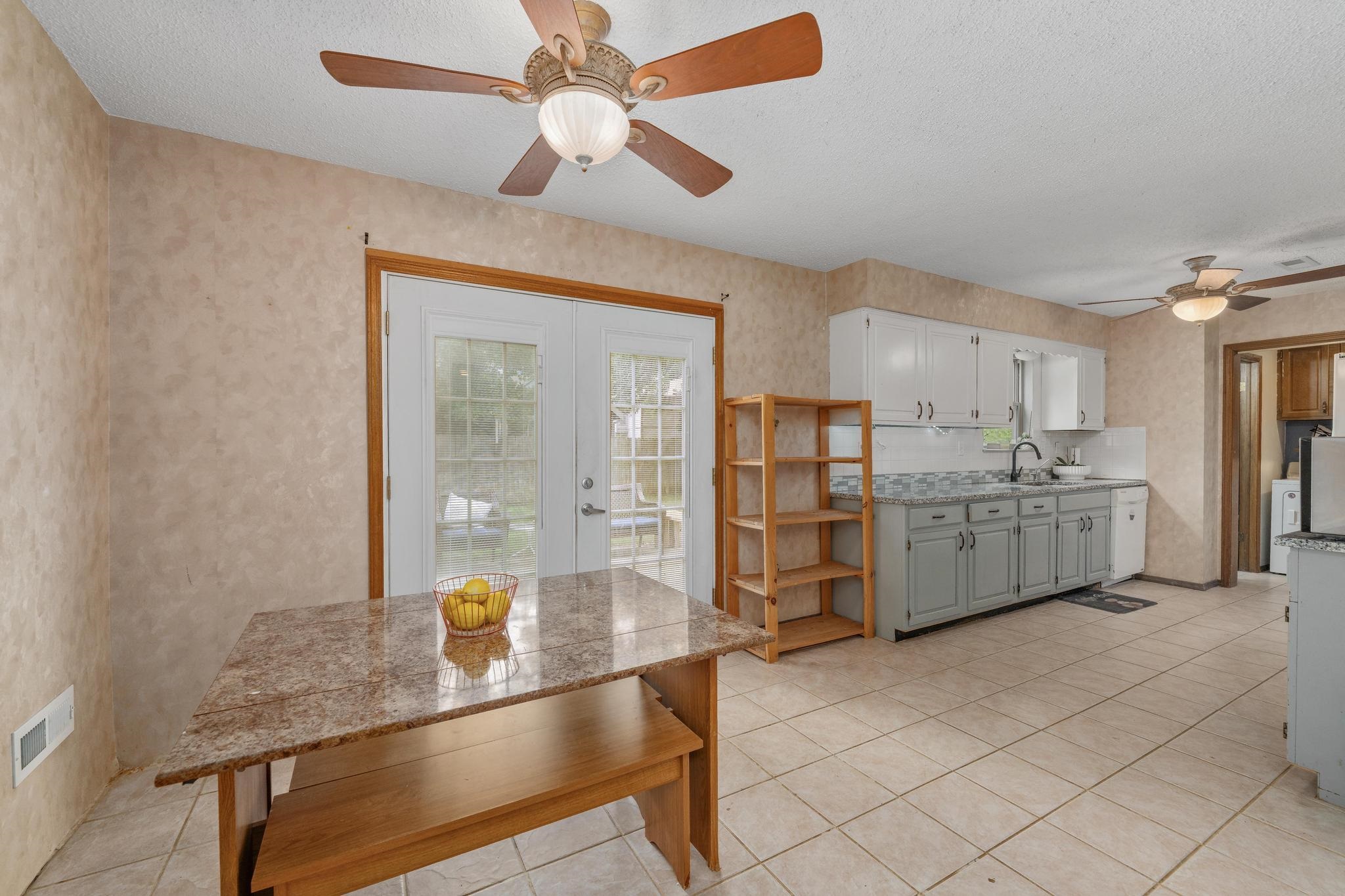 3 N Willow Property Photo 6