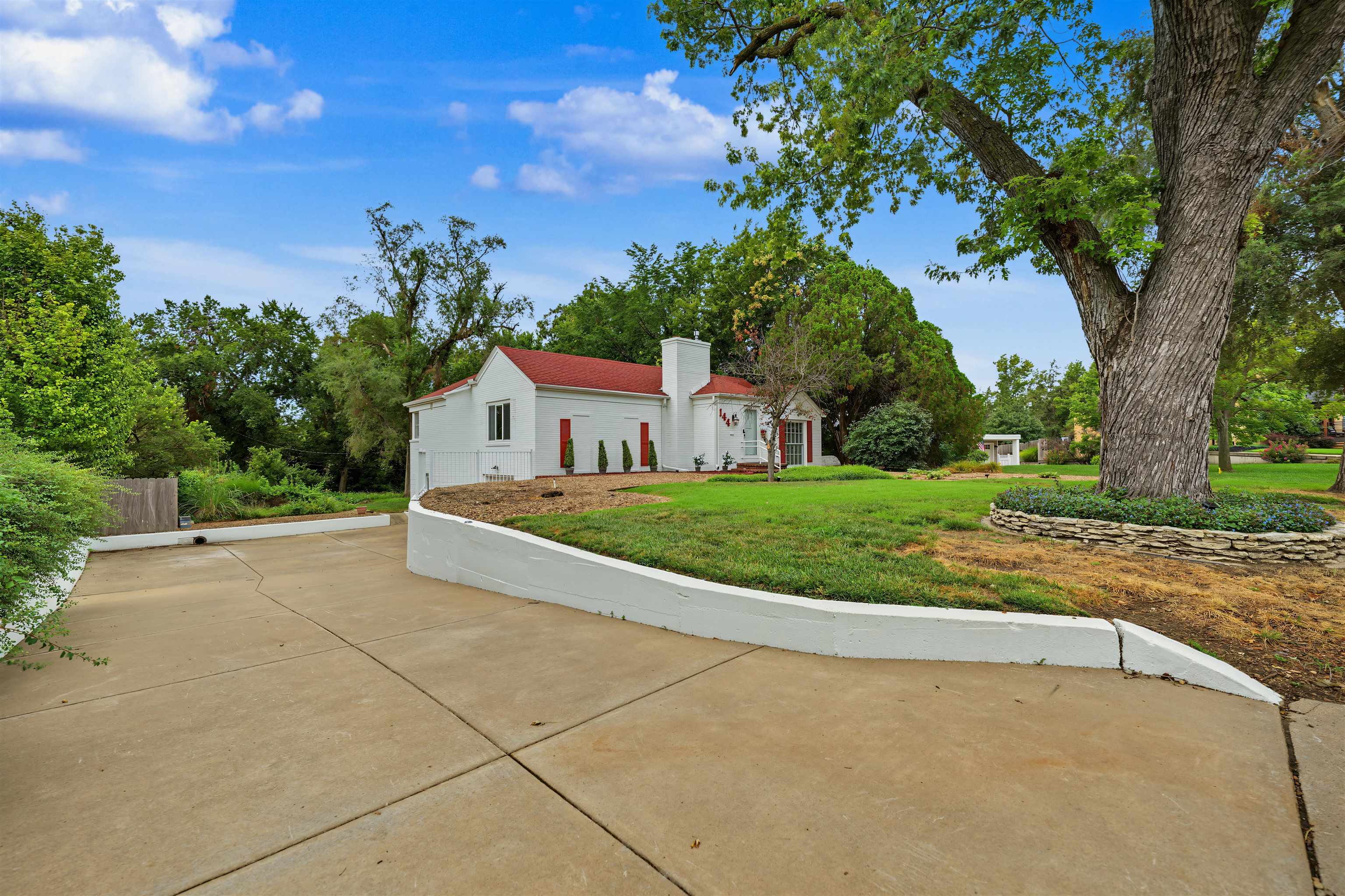 144 Overhill Rd Property Photo 3