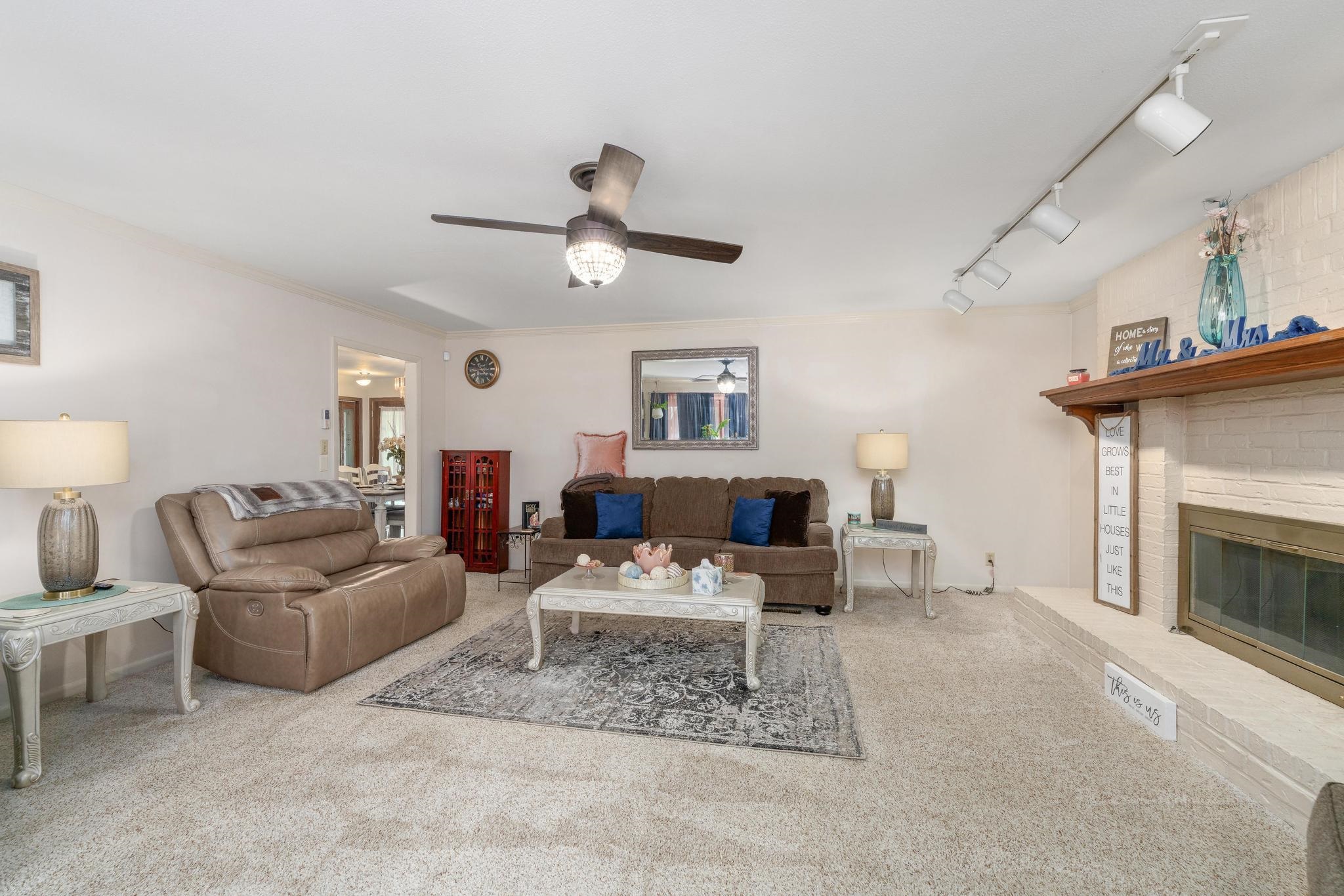 2332 N Richmond Property Photo 6