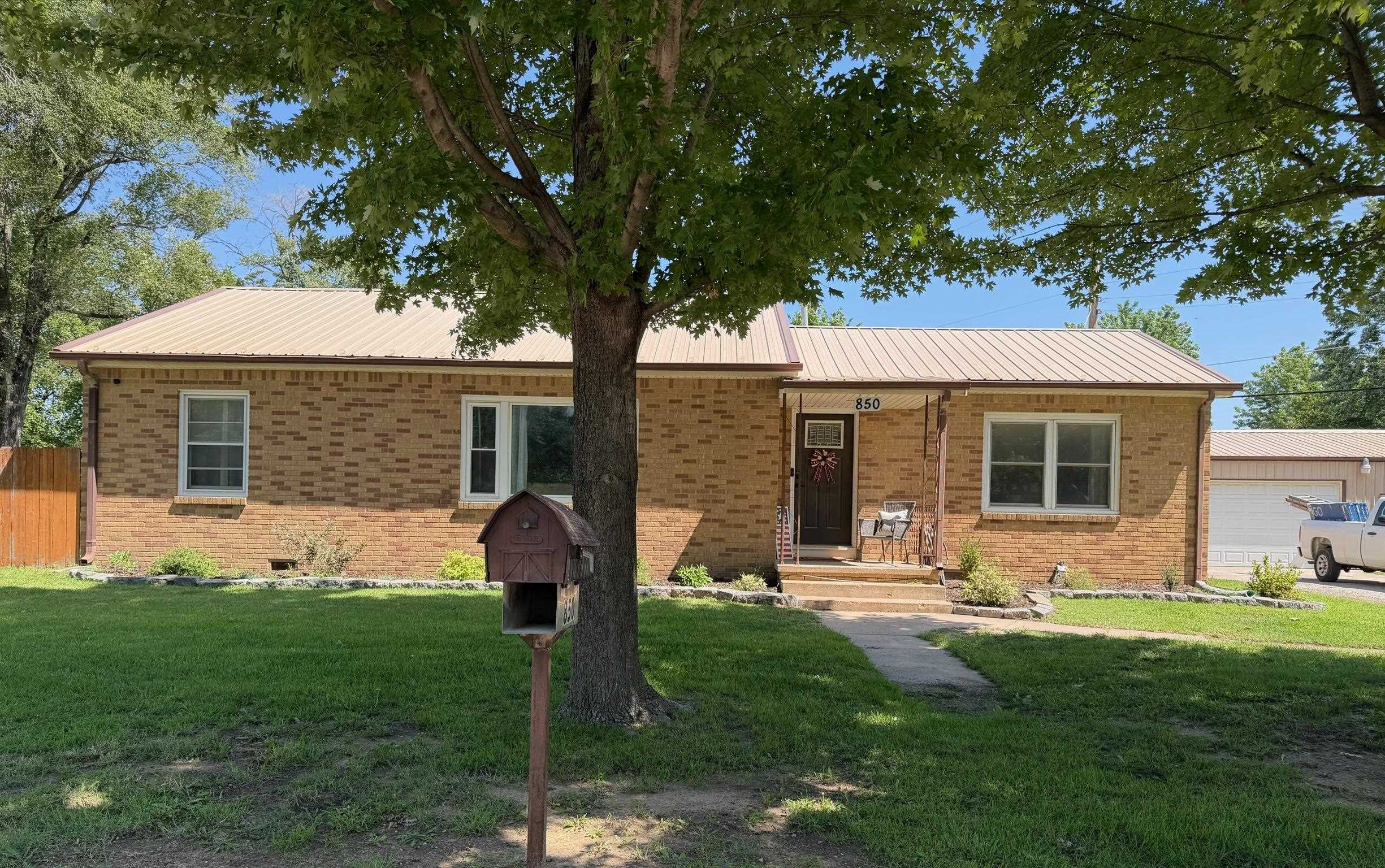 850 W 41st Property Photo 1