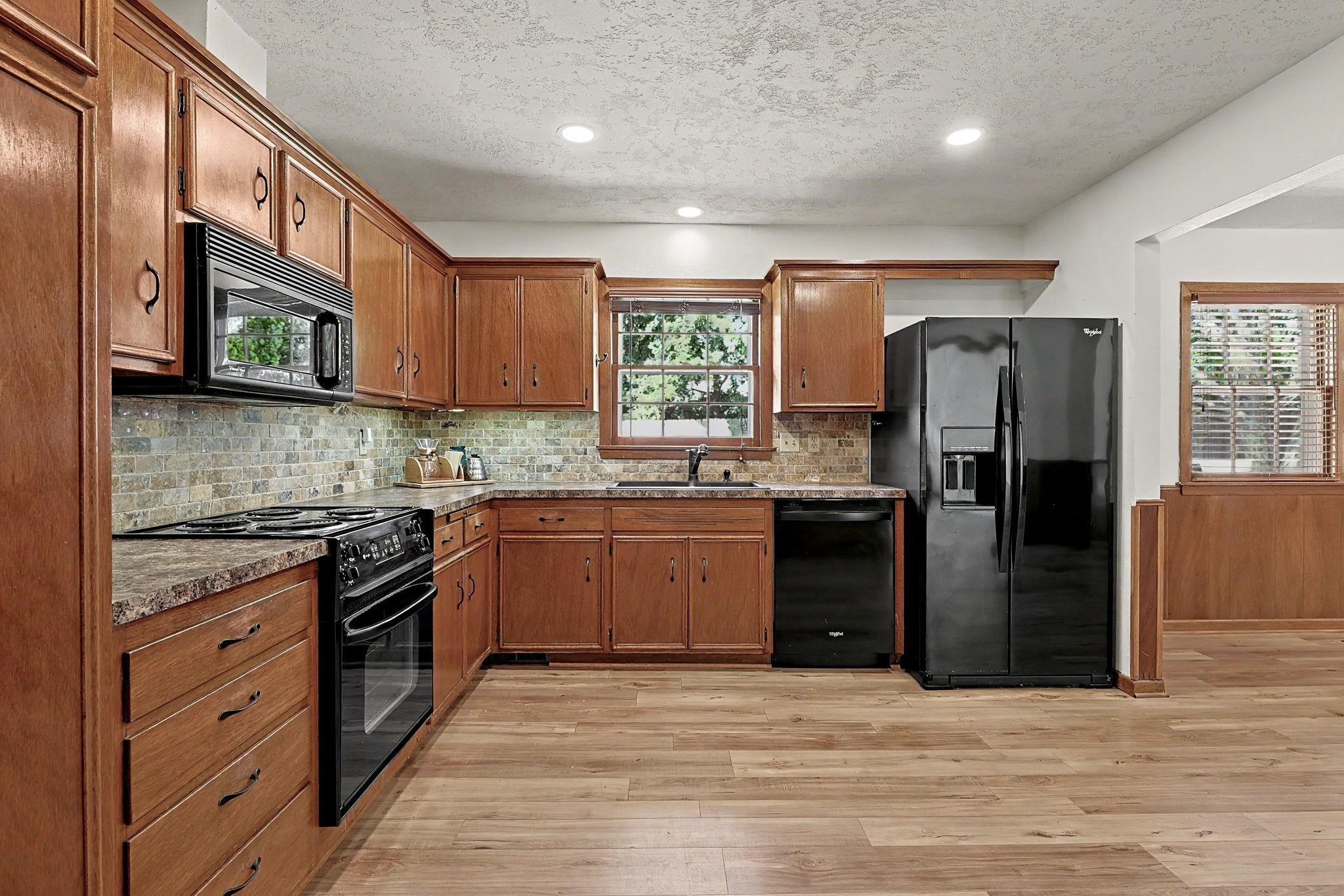 2033 N Gow Property Photo 5