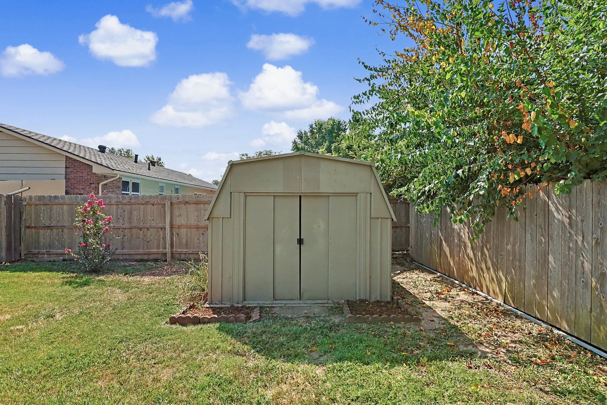 2033 N Gow Property Photo 22