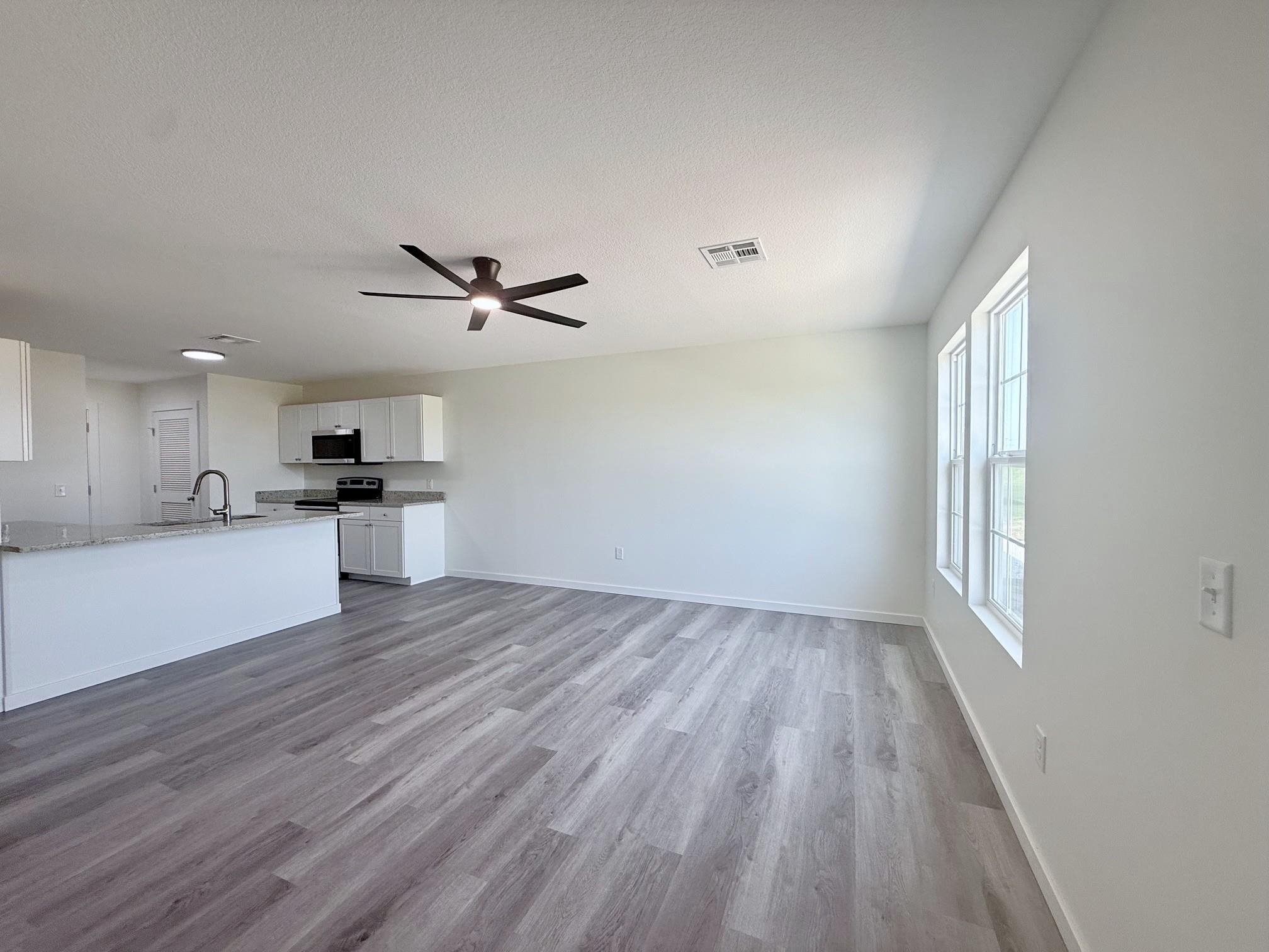 1227 Fountain Dr Property Photo 2