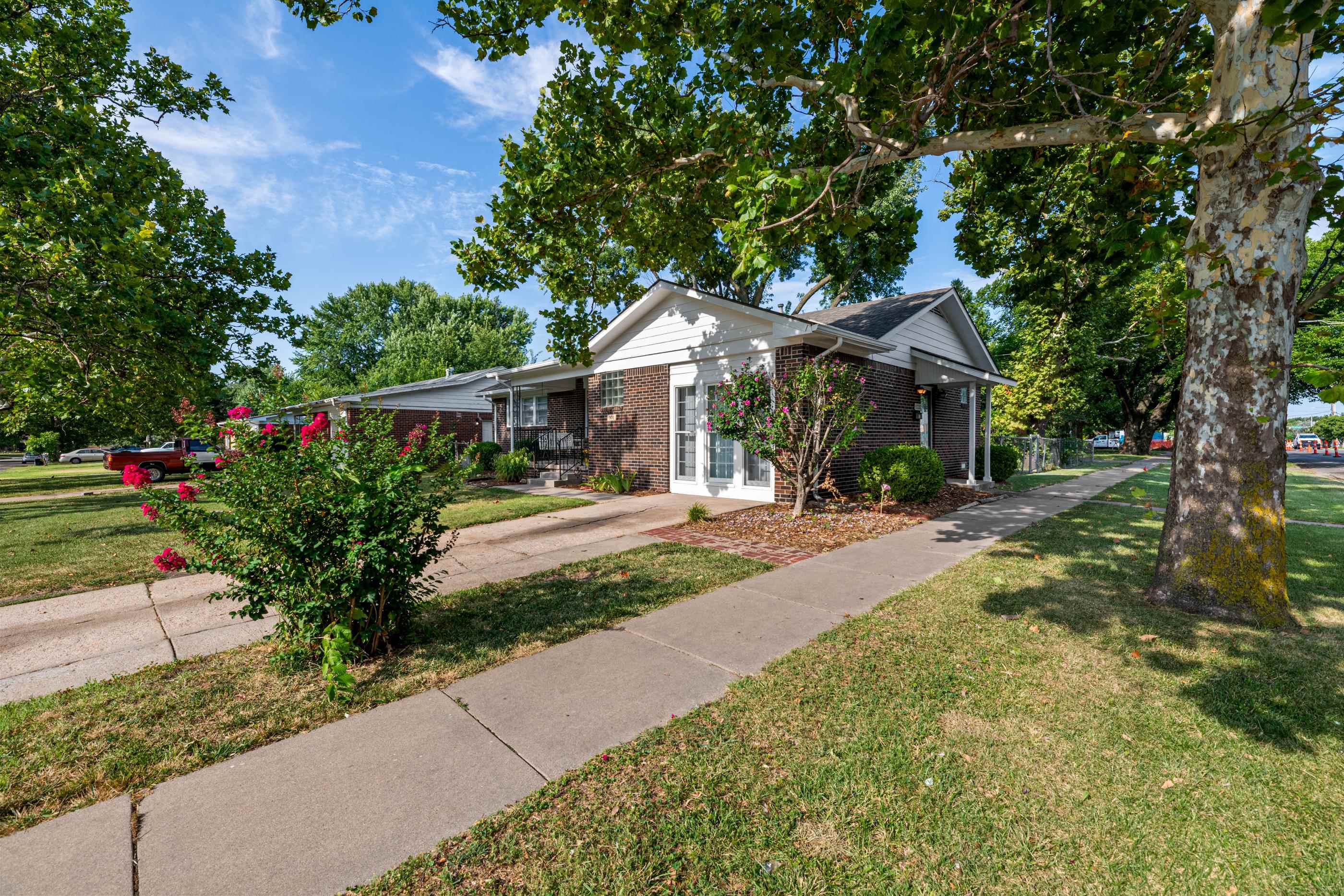 901 S Drury Lane Property Photo 3