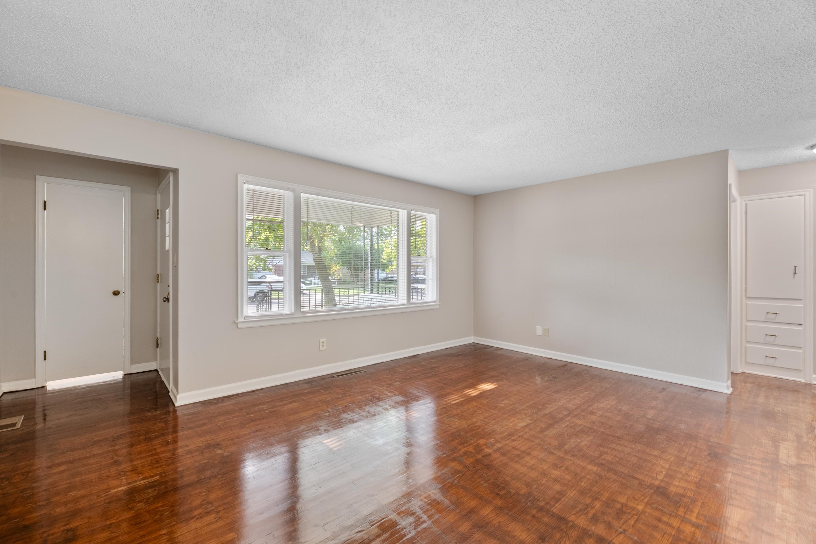 901 S Drury Lane Property Photo 7