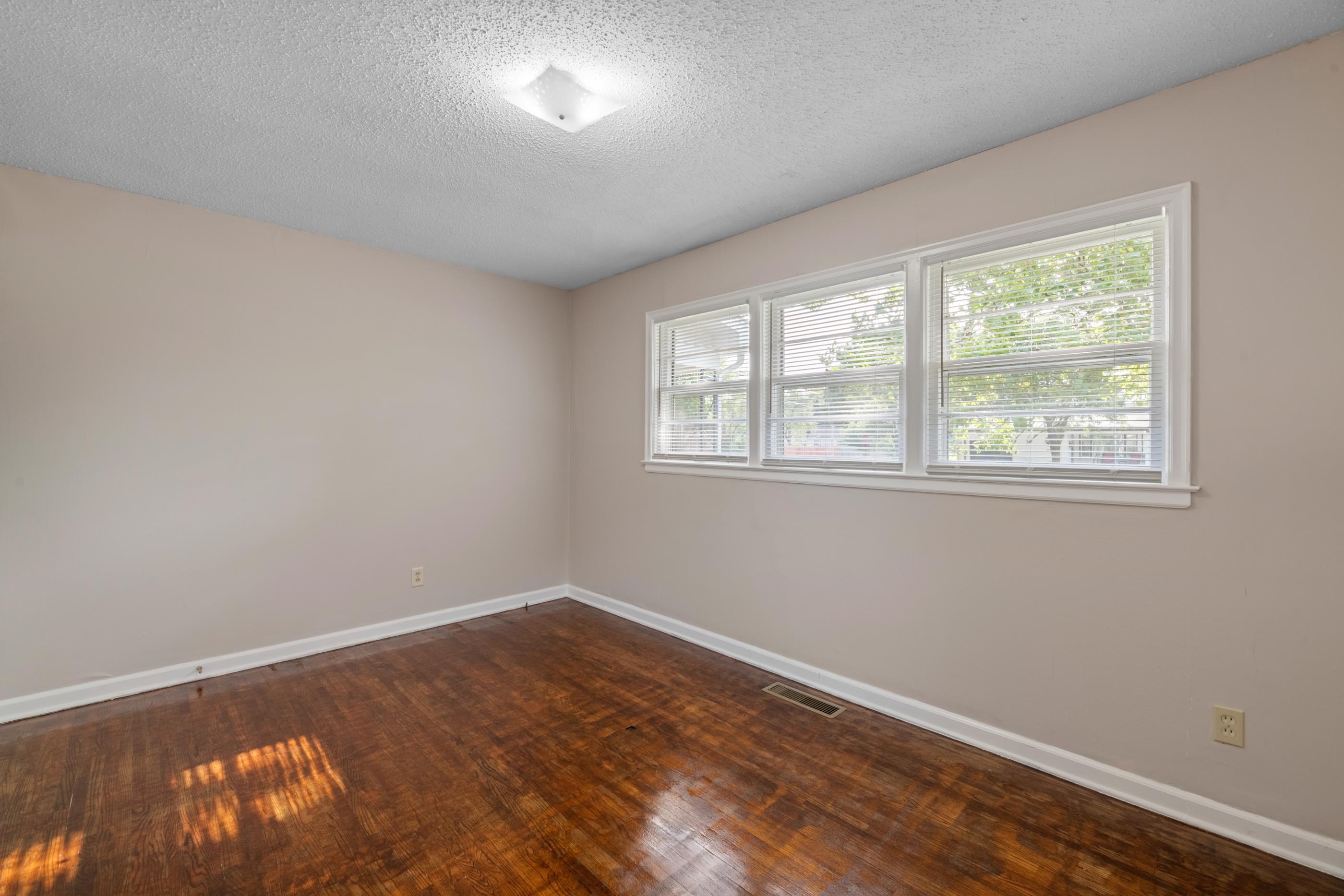 901 S Drury Lane Property Photo 24