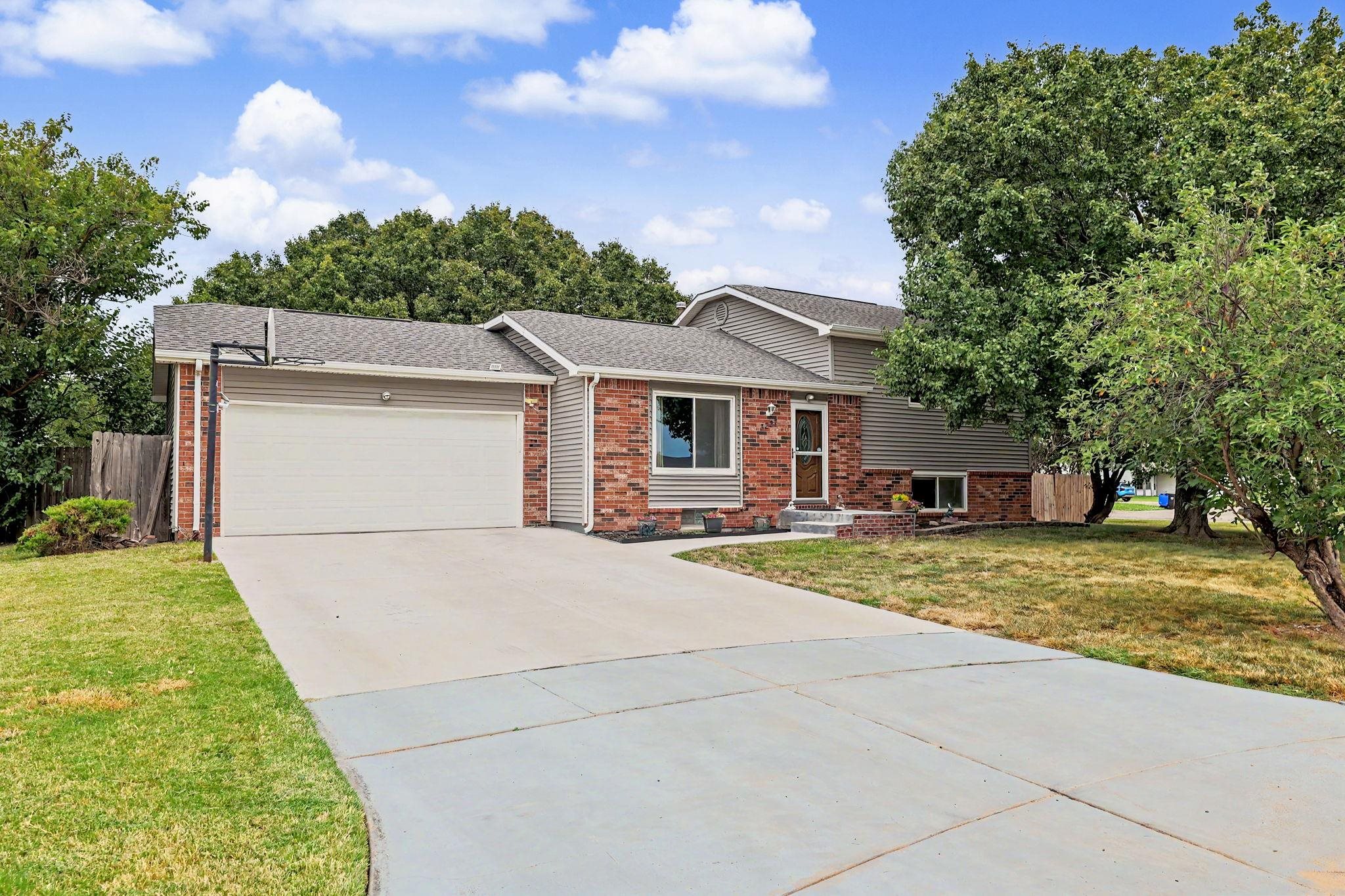 3227 N Longfellow Ct Property Photo 1