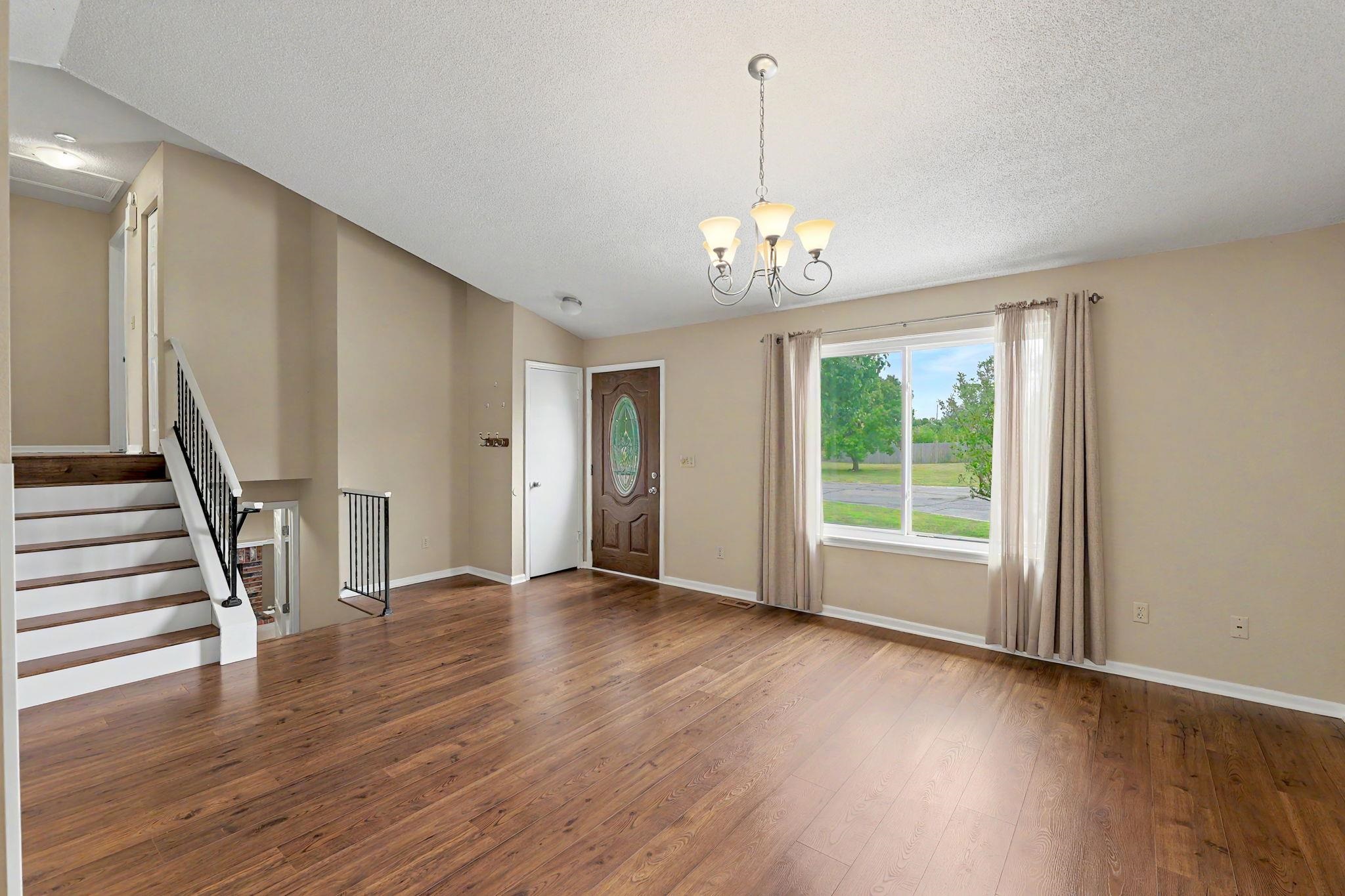 3227 N Longfellow Ct Property Photo 4