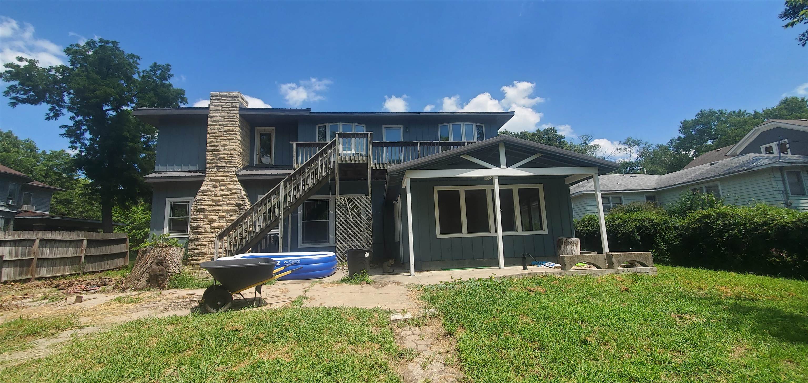 329 N Elm Property Photo 4