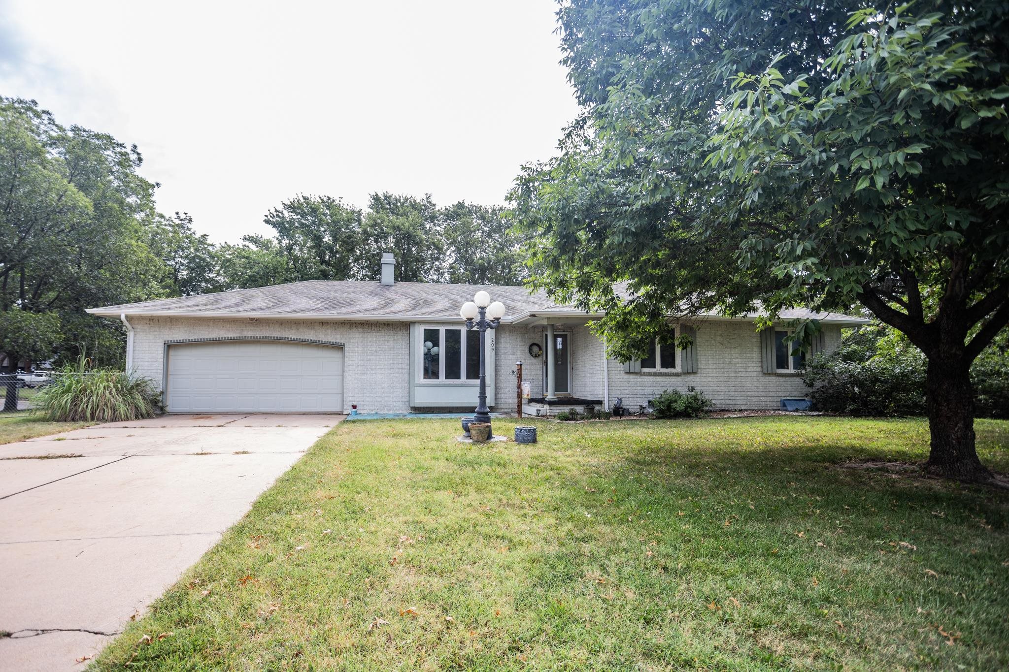 209 W Garnett Ct Property Photo 1