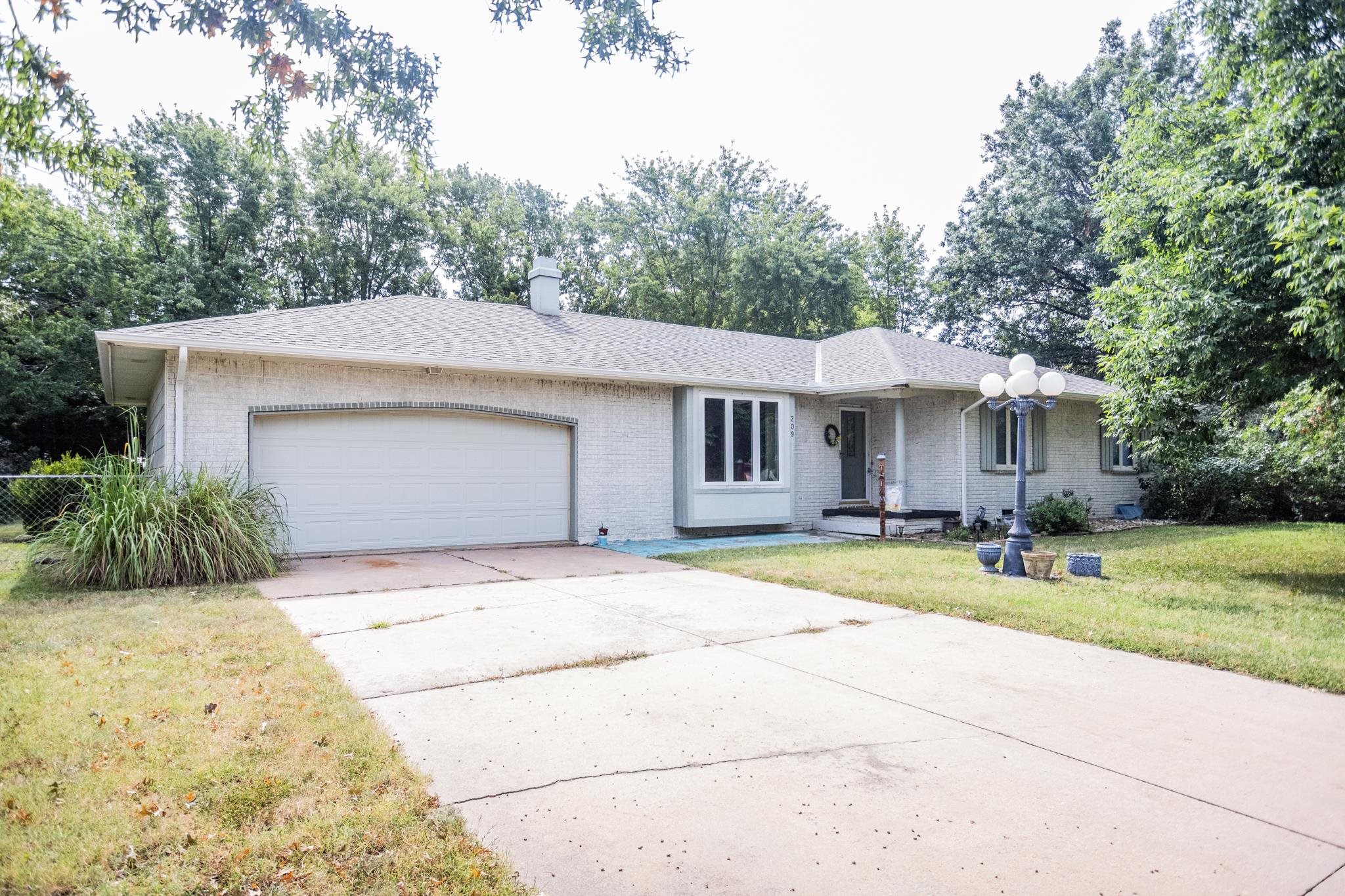 209 W Garnett Ct Property Photo 2