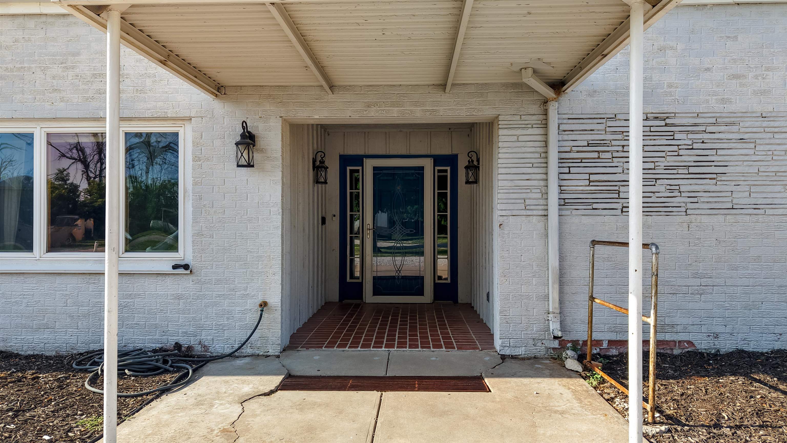 4819 S Hillside Property Photo 2