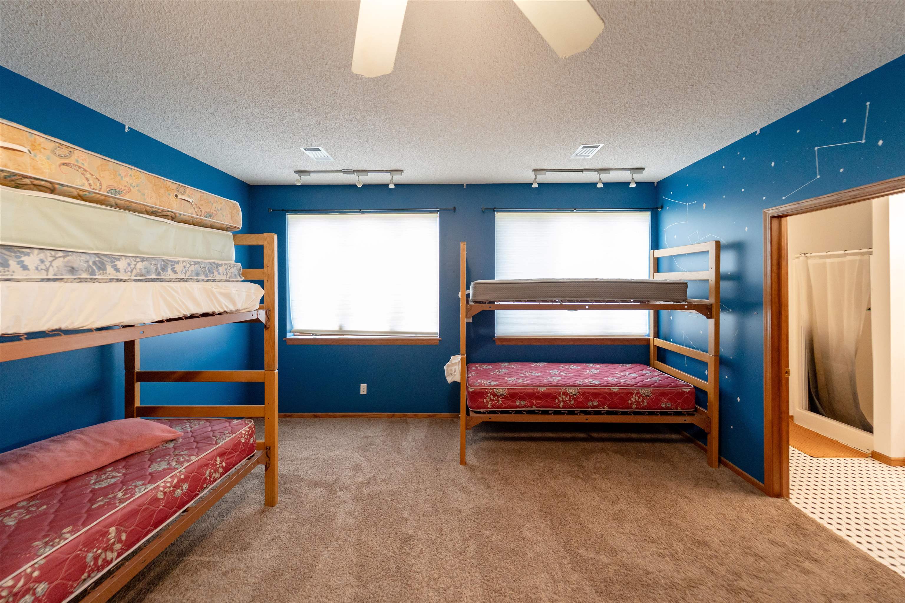 4819 S Hillside Property Photo 8