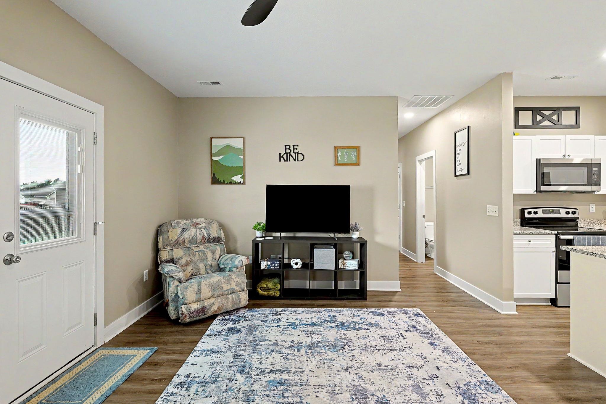 5227-5229 N Cypress St Property Photo 4