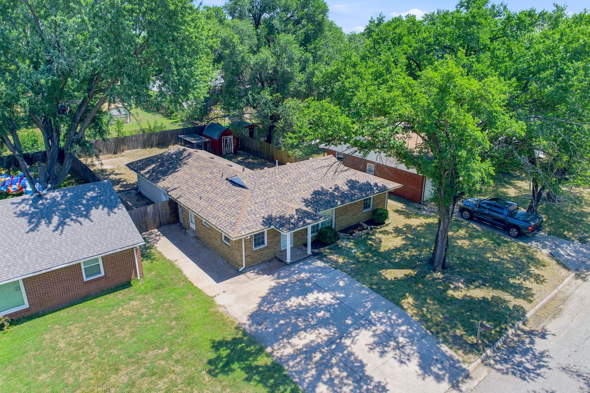 1214 N Westview Dr Property Photo 2
